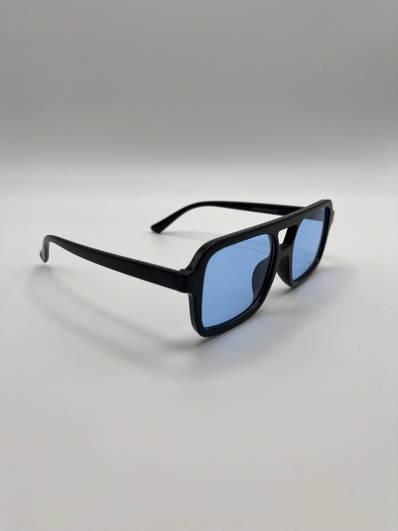 Óculos de Sol Quadrados Pretos com Lentes Azuis Unissexo; Óculos Estilo Aviador Moderno com Armação Grossa e Barra Dupla; Acessório de Moda Casual com Proteção UV