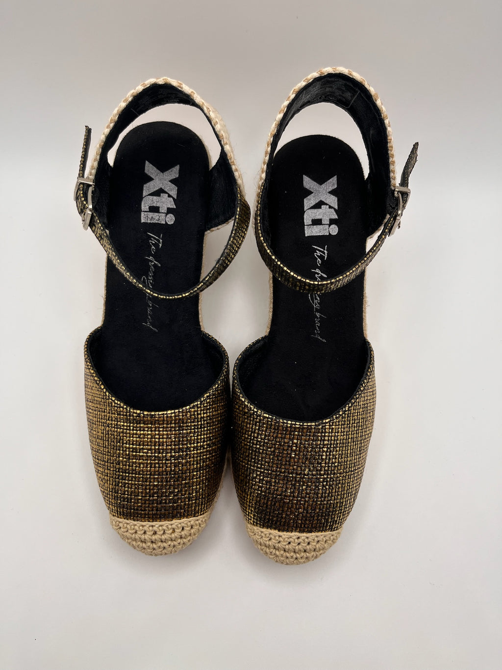 Alpargatas Espadrilles Femininas Xti com Cunha de Corda Dourada Negro; Sandálias de Salto de Mulher com Plataforma e Fivela Calçado de Verão Confortável Casual