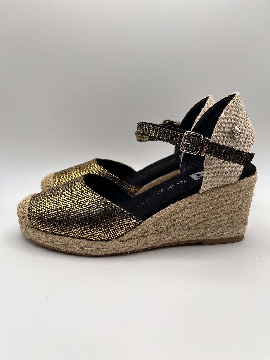 Alpargatas Espadrilles Femininas Xti com Cunha de Corda Dourada Negro; Sandálias de Salto de Mulher com Plataforma e Fivela Calçado de Verão Confortável Casual