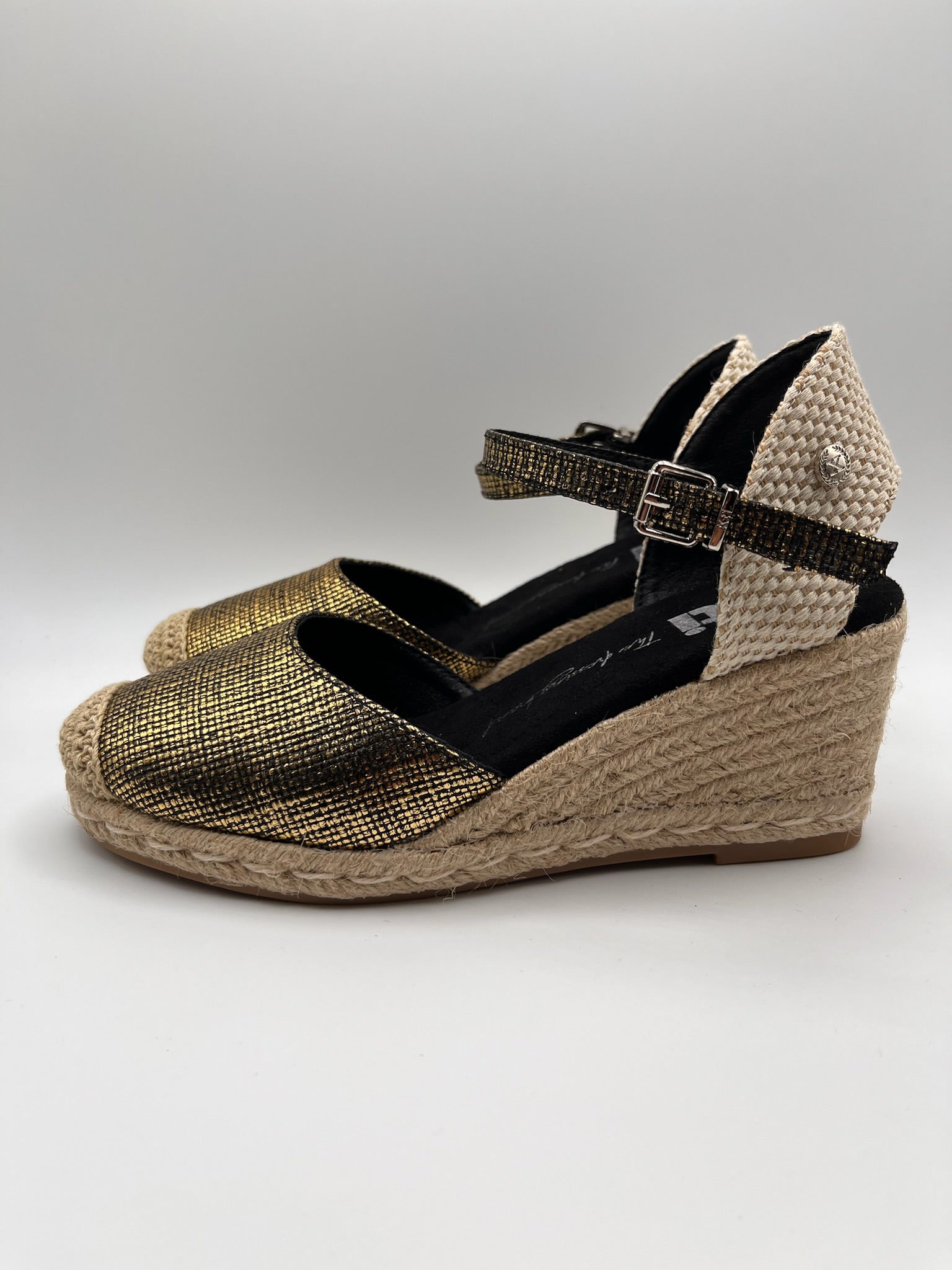 Alpargatas Espadrilles Femininas Xti com Cunha de Corda Dourada Negro; Sandálias de Salto de Mulher com Plataforma e Fivela Calçado de Verão Confortável Casual