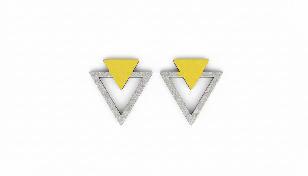 BRINCO GEOMETRICOS TRIANGULO AMARELO BRANCO