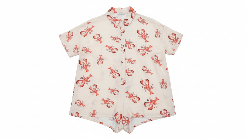 MACACÃO AMORADO CREME SHORTS ESTAMPA LAGOSTA BOTÕES FRONTAL BOLSOS LATERAL