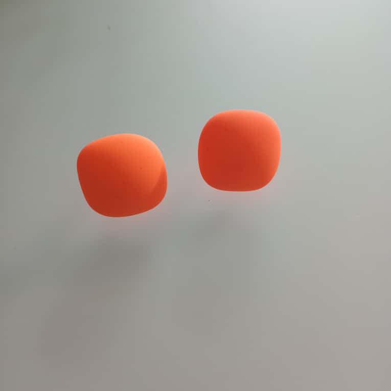 BRINCO QUADRADO LARANJA BORRACHA