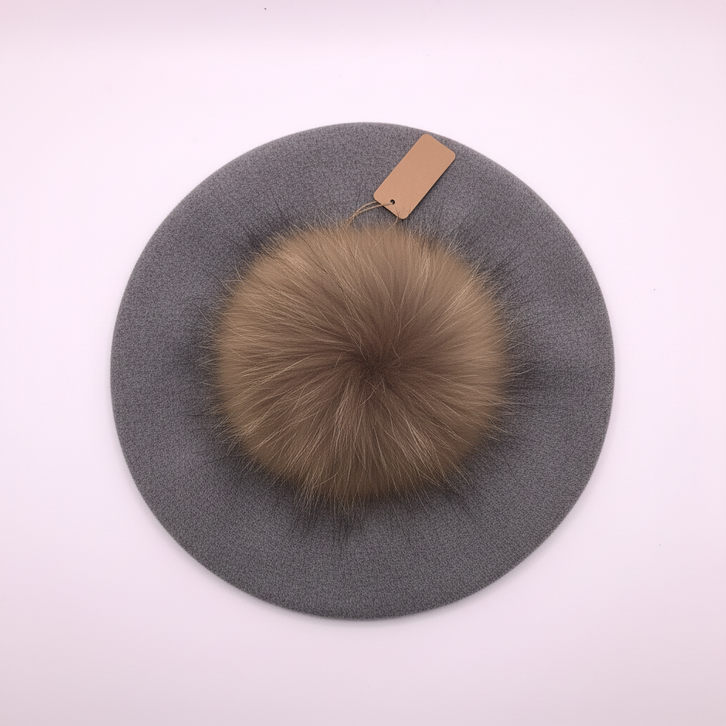 BOINA CINZA POMPOM PELO CASTANHO