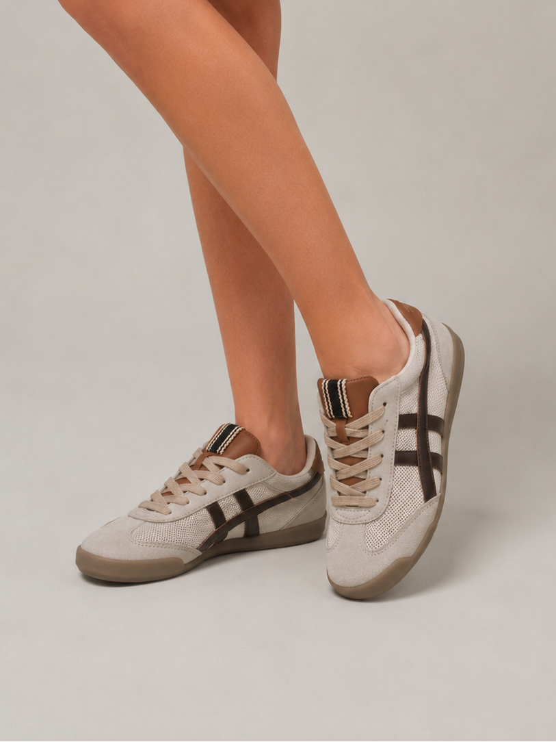 Ténis Corina de senhora casuais em bege e castanho cafe; sapatos femininos respiráveis de verão com atacadores brilhantes e sola rasa confortáveis para o dia a dia