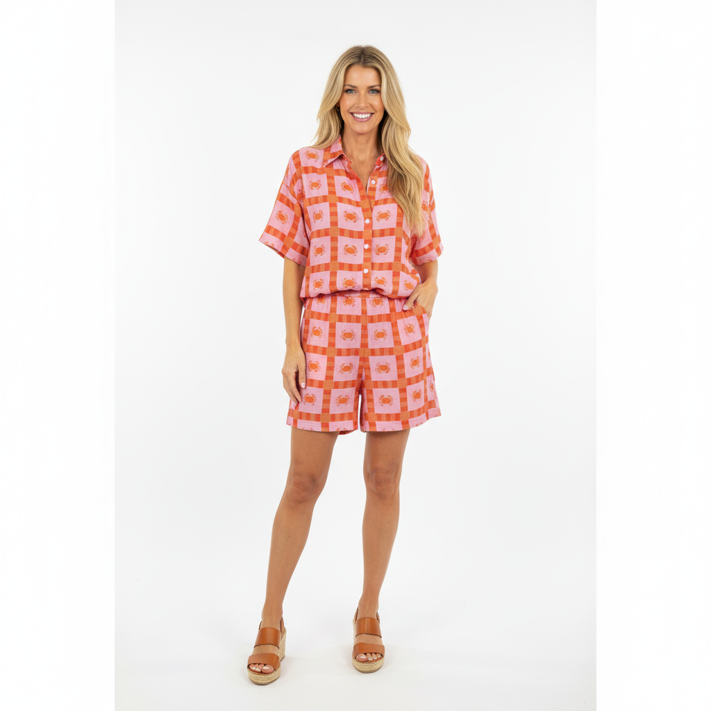 MACACÃO AMORADO LILAS SHORTS ESTAMPA CARANGUEIJO BOTÕES FRONTAL BOLSOS LATERAL