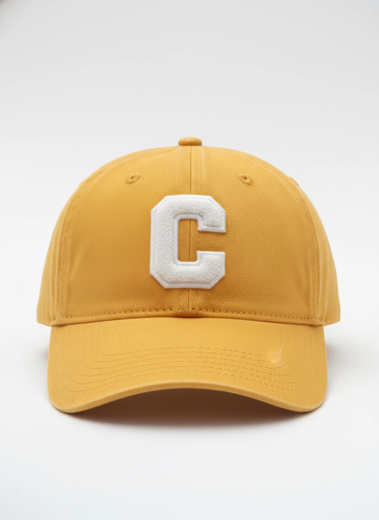 BONÉ ABA CURVA AMARELO APLICAÇÃO LETRA C PELOS BRANCO AJUSTAVÉL