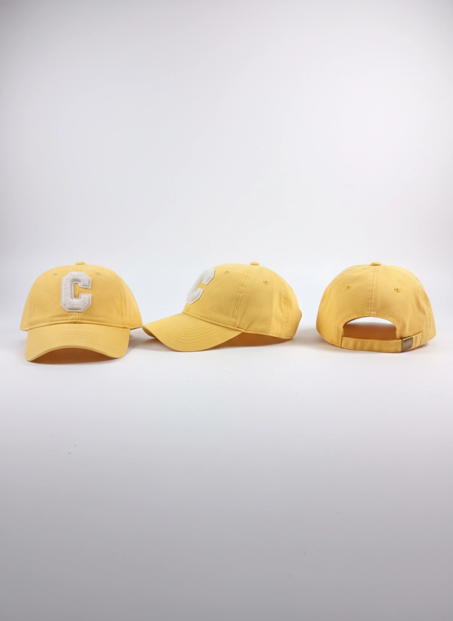 BONÉ ABA CURVA AMARELO APLICAÇÃO LETRA C PELOS BRANCO AJUSTAVÉL