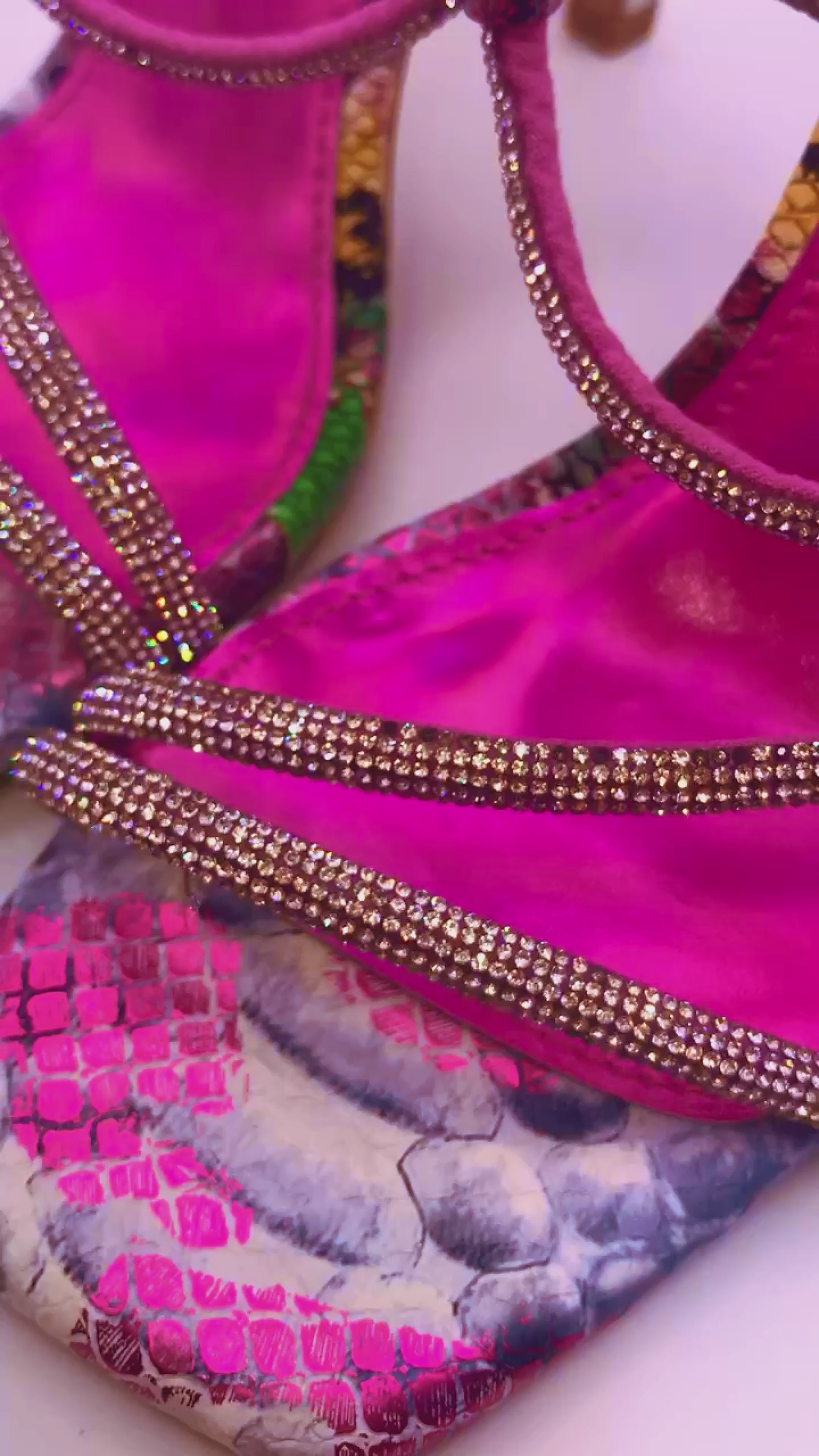 Sandálias DF Different Mule Salto Alto Fino com Brilhantes e Strass; Sapato Feminino Festa Estampado Multicolorido Bico Quadrado; Sandália de Luxo Confortável Tendência
