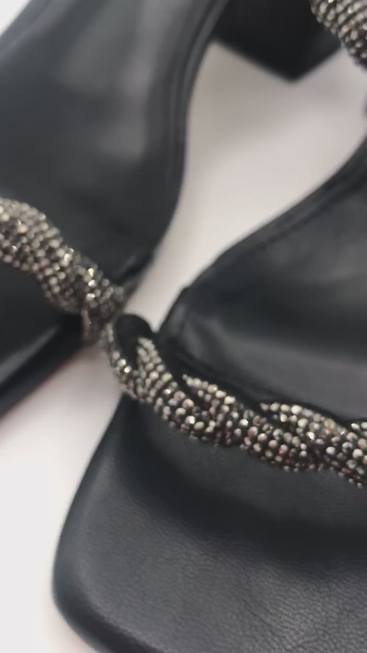 Sandálias de Salto de Bloco Médio Preto DF Different com Tiras Entrançadas de Brilhantes; Sapatos de Senhora Elegantes com Aperto no Tornozelo