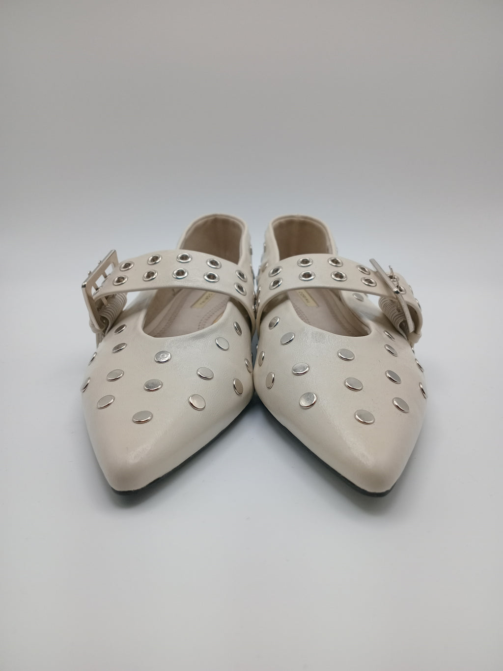 Sapatos Mary Jane Corina Bege Creme com Tachas e Fivela; Sabrinas de Ponta Fina Elegantes para Senhora.