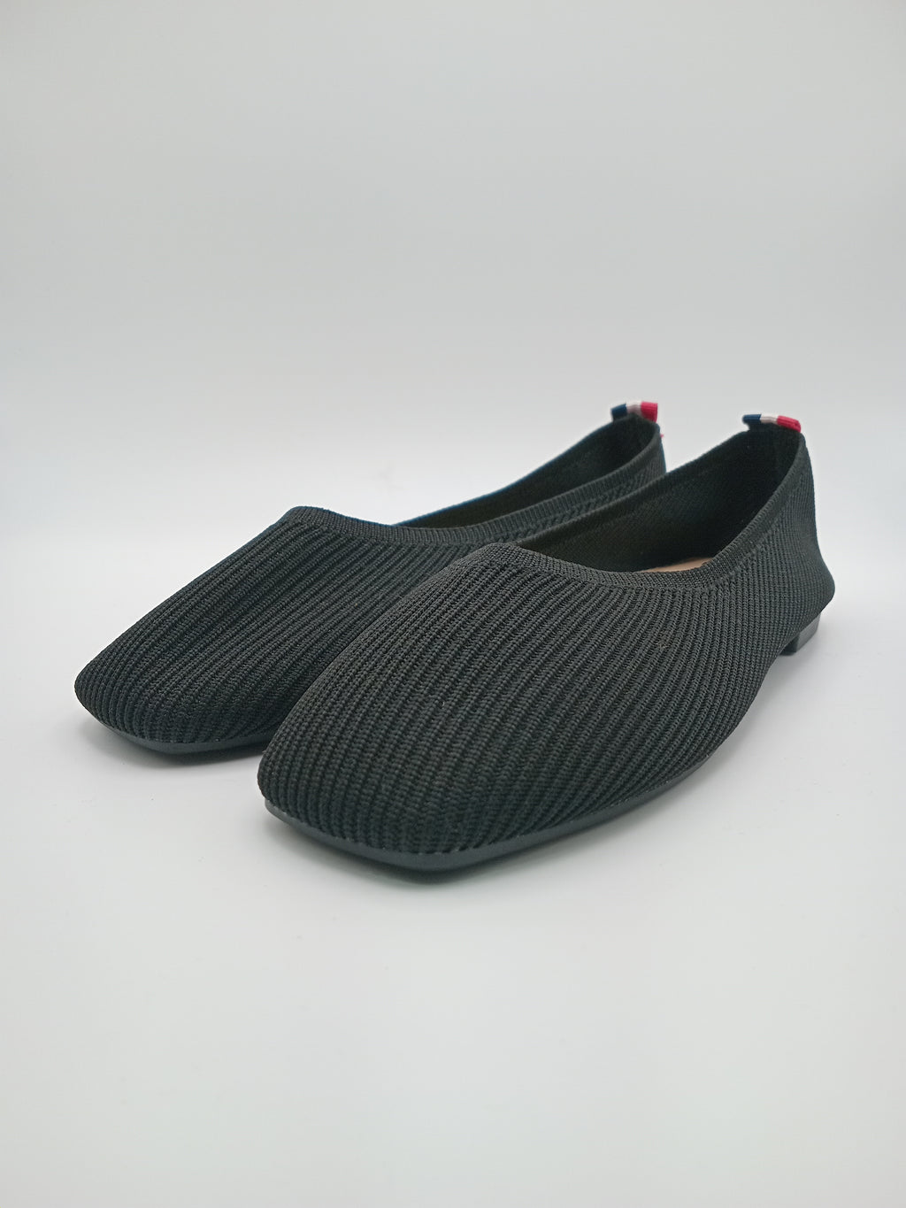 Sabrinas Pretas Fashion em Malha Flexível e Respirável; Sapatos Rasos Femininos Super Confortáveis com Detalhe Traseiro às Riscas para o Dia a Dia
