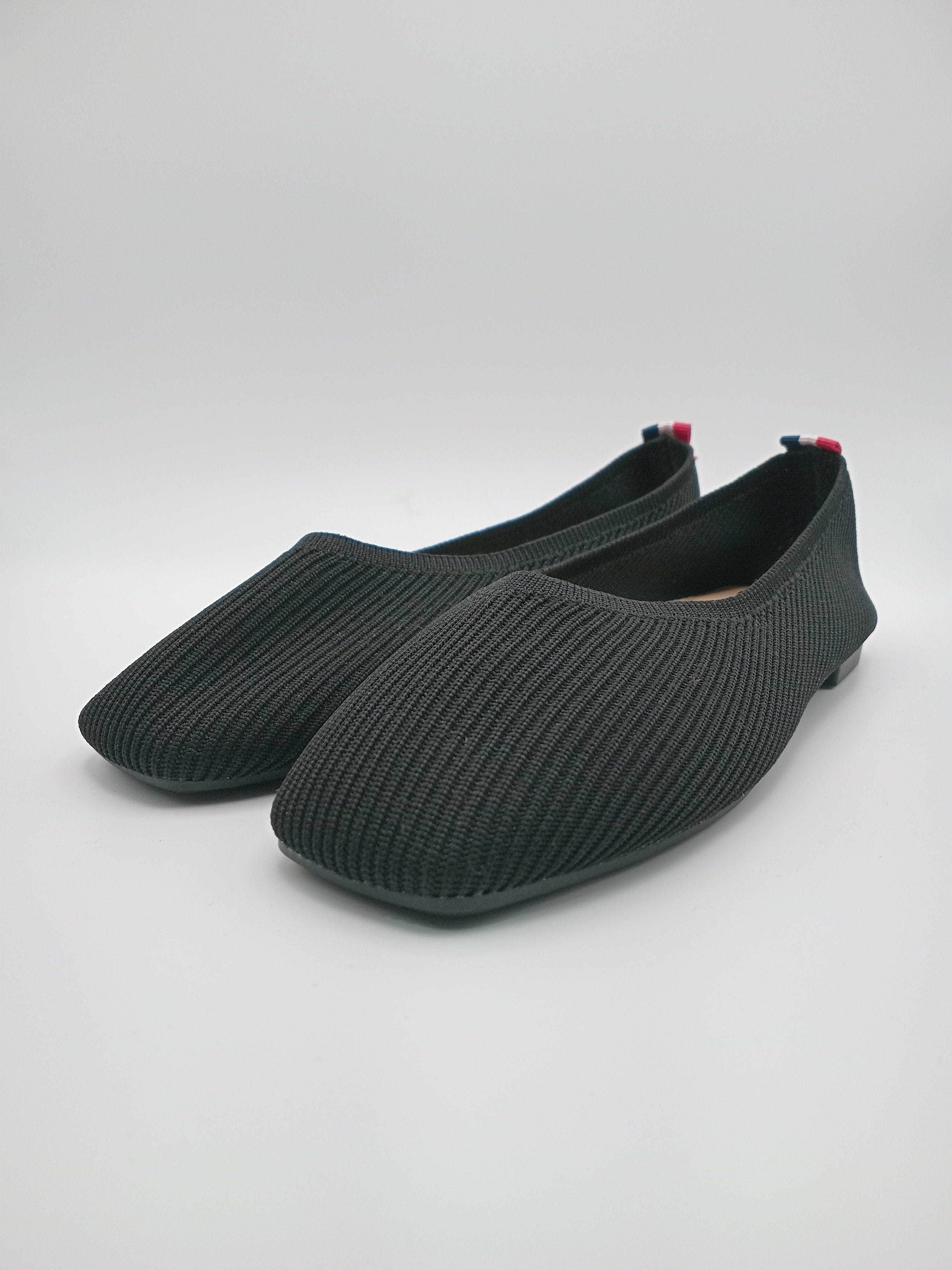 Sabrinas Pretas Fashion em Malha Flexível e Respirável; Sapatos Rasos Femininos Super Confortáveis com Detalhe Traseiro às Riscas para o Dia a Dia