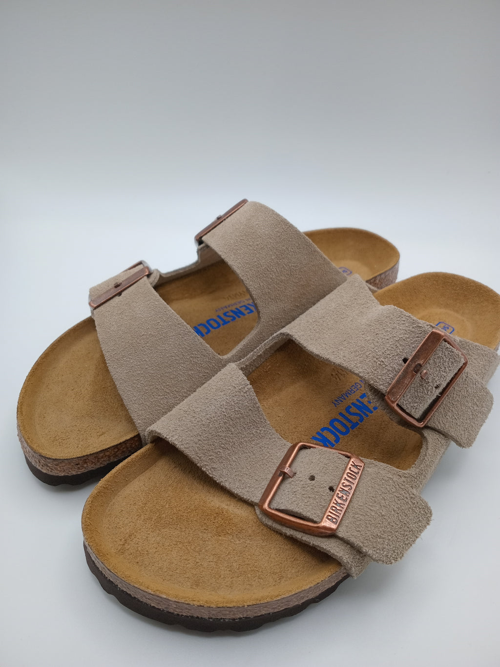 Sandálias Birkenstock Arizona BS Faded khaki cinza Camurça com Duas Fivelas cobre Ajustáveis e Sola de Cortiça Ergonómica Confortável para Mulher e Homem