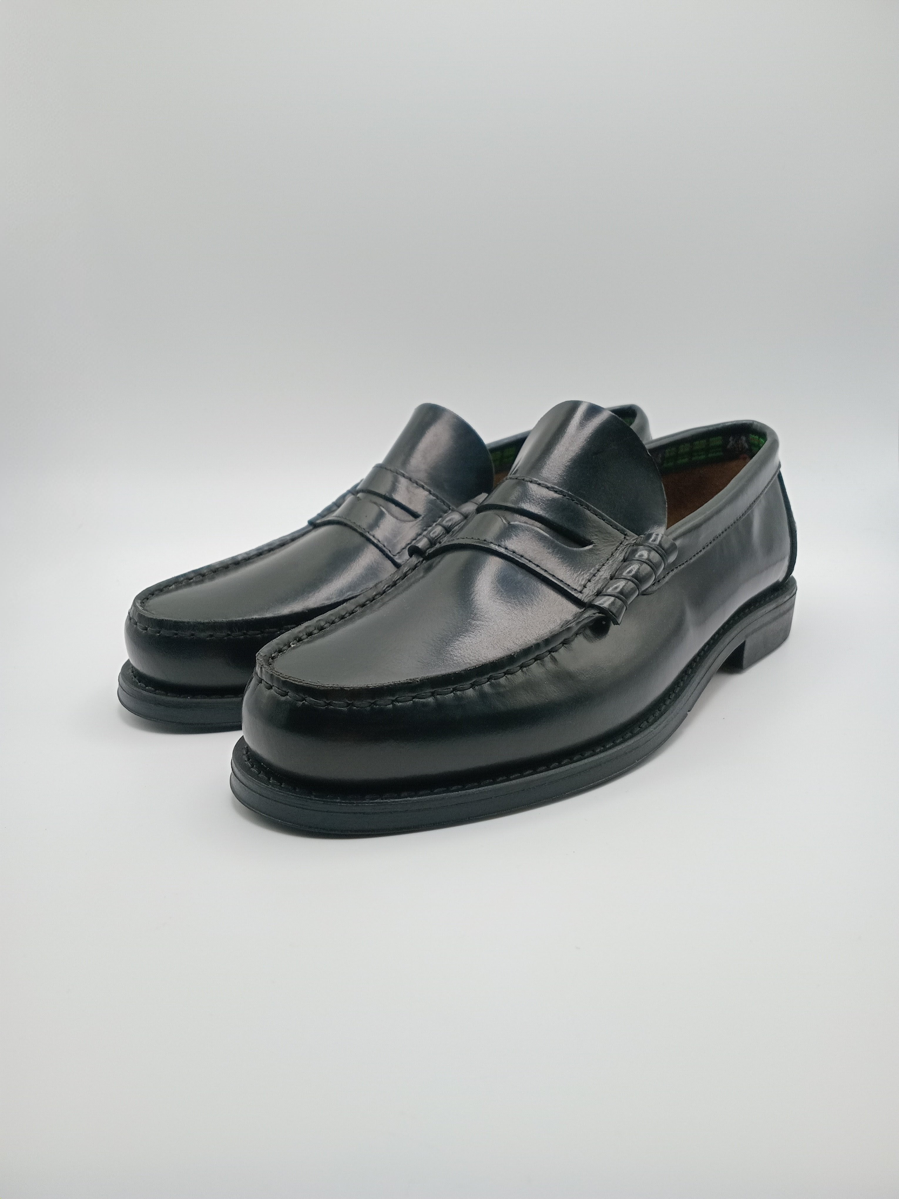 Mocassins Homem em Couro Preto Penny Loafers Clássicos; Sapatos de Homem Elegantes e Confortáveis para Casamento Trabalho e Casual; Calçado Masculino Innovashoes em Pele Legítima