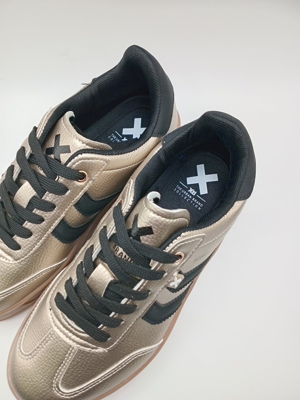 TÊNIS XTI DOURADO TECIDO FAIXA LATERAL DUPLA DUAS PRETO SOLA EMBORRACHADA