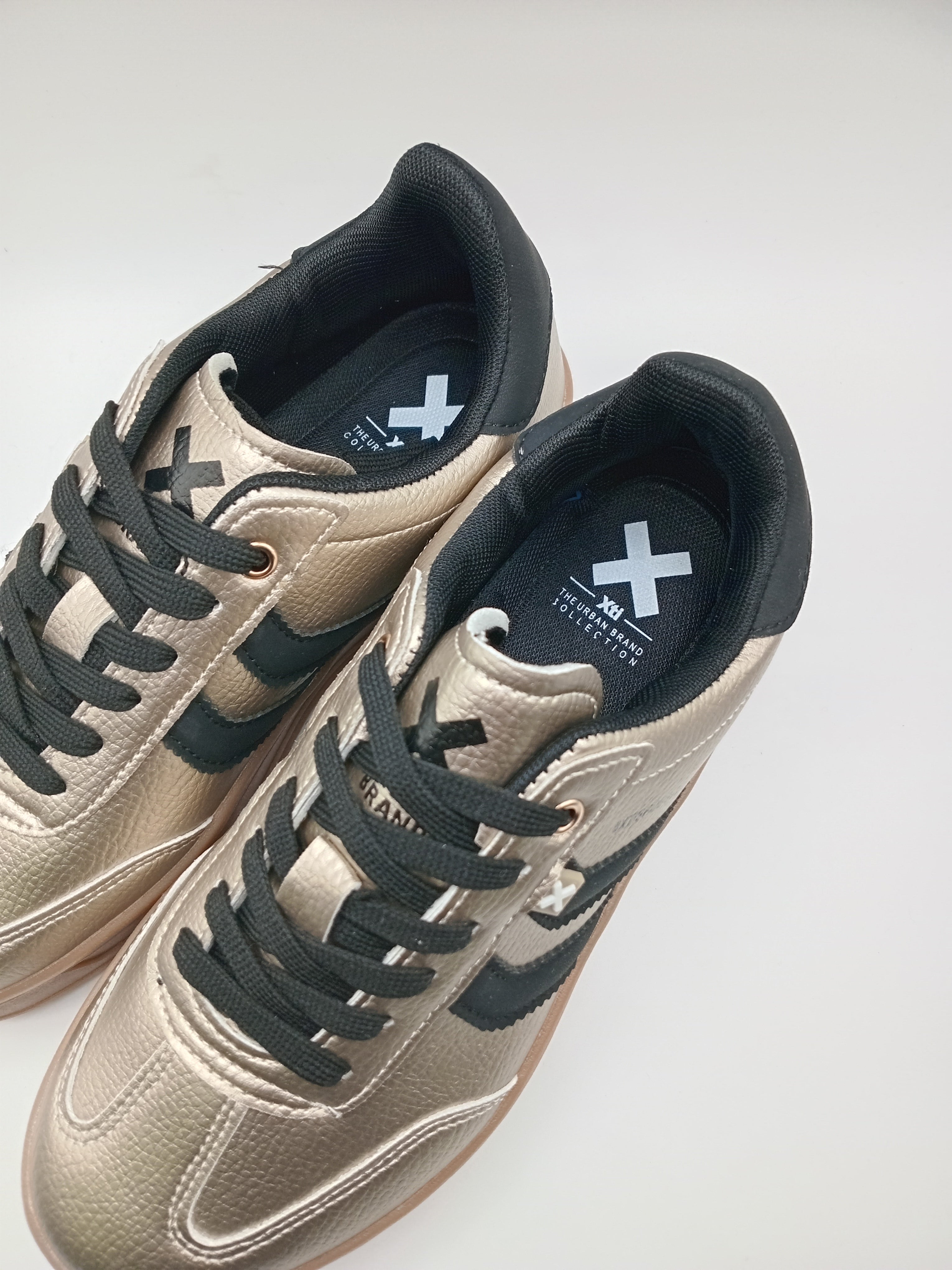 TÊNIS XTI DOURADO TECIDO FAIXA LATERAL DUPLA DUAS PRETO SOLA EMBORRACHADA