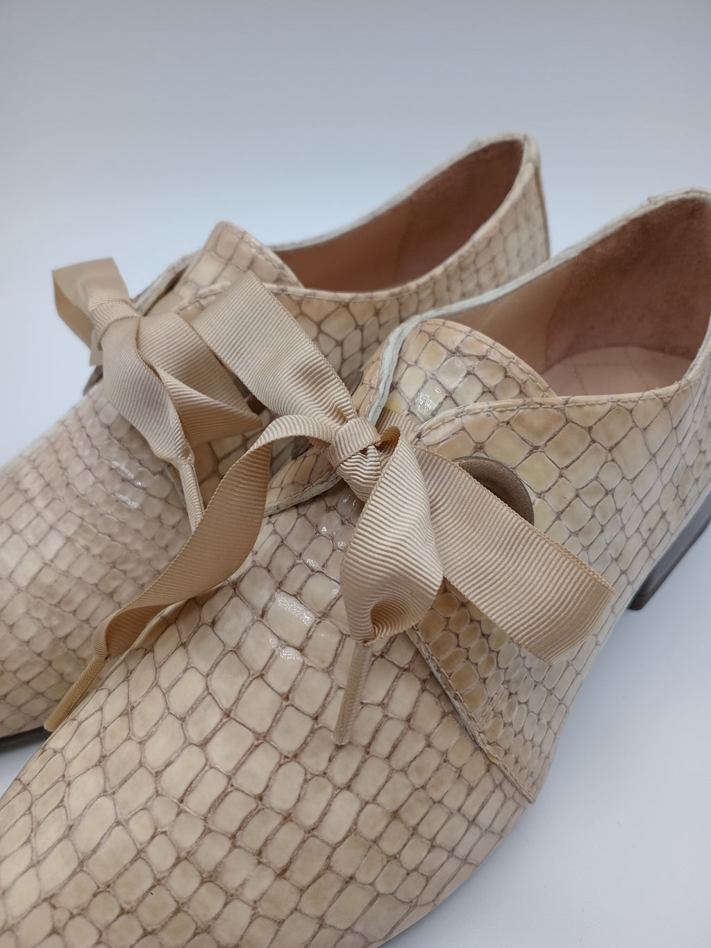 SAPATO VINTAGE SALTO HISPANITAS CREME COBRA COURO BICO REDONDO ATACADOR FITA SETIN VERNIZ MOCASSIM