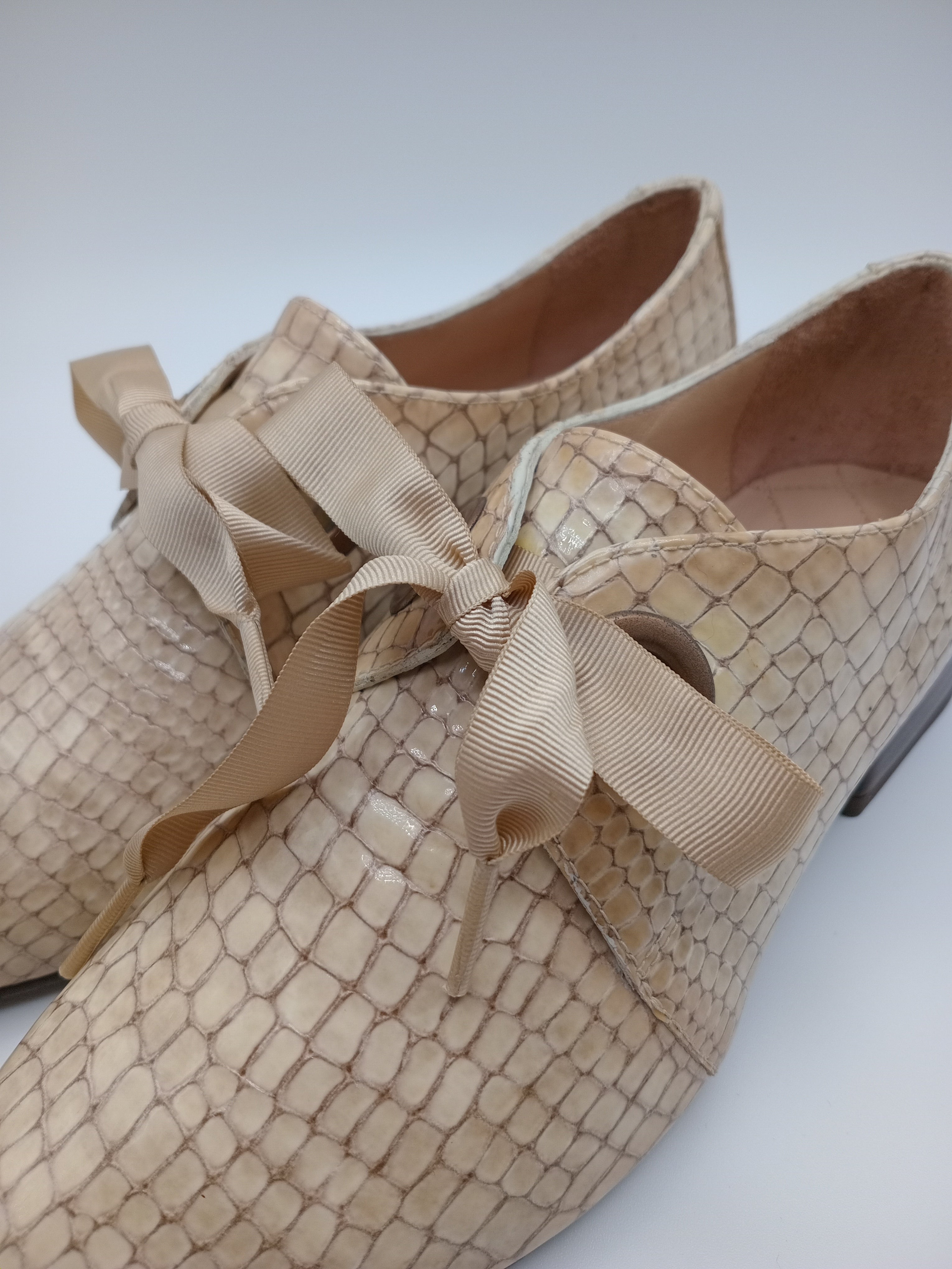 SAPATO VINTAGE SALTO HISPANITAS CREME COBRA COURO BICO REDONDO ATACADOR FITA SETIN VERNIZ MOCASSIM