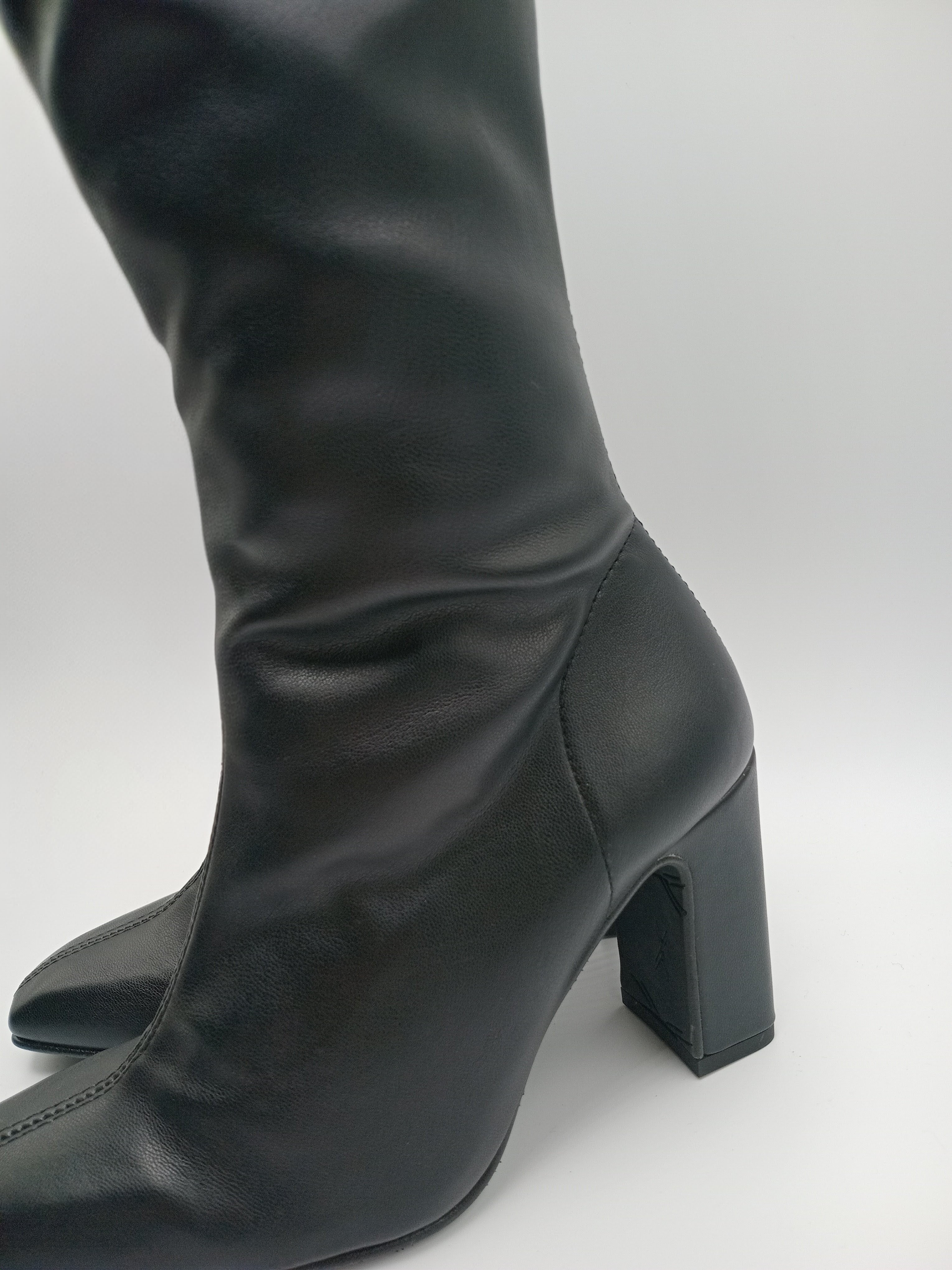 BOTA QUADRADA DANIELA VEGA PRETO COURO TECIDO CANO LONGO ALTO