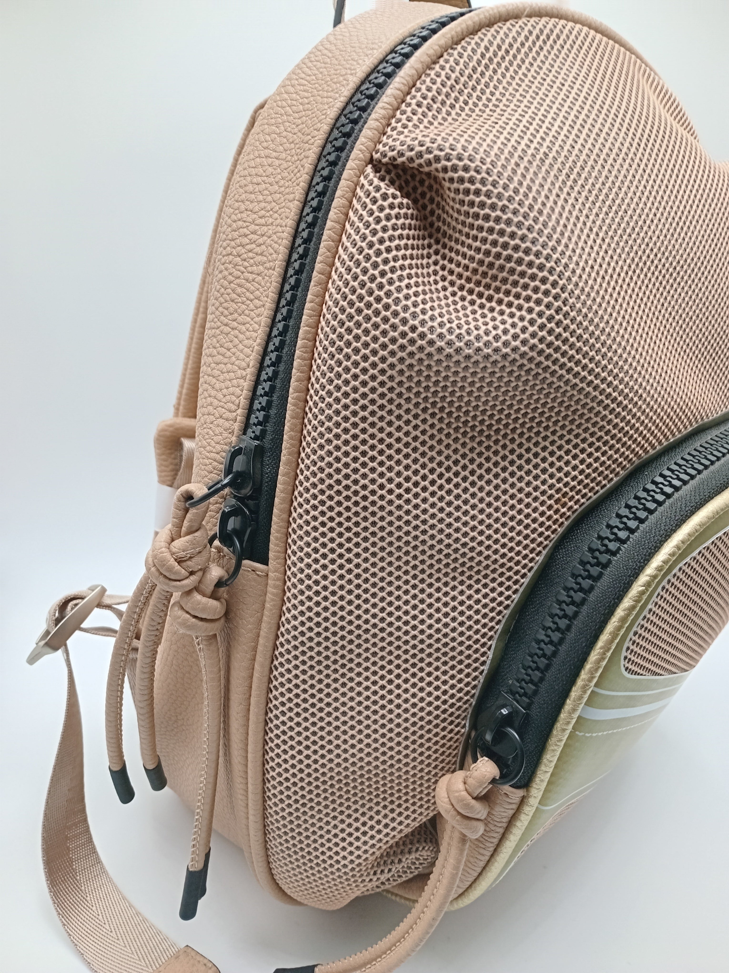 MOCHILA HISPANITAS CASTANHO DETALHES EM PRETO E VERDE TECIDO ECO PELE BOLSO FRONTAL ALCA AJUSTÁVEL MALA