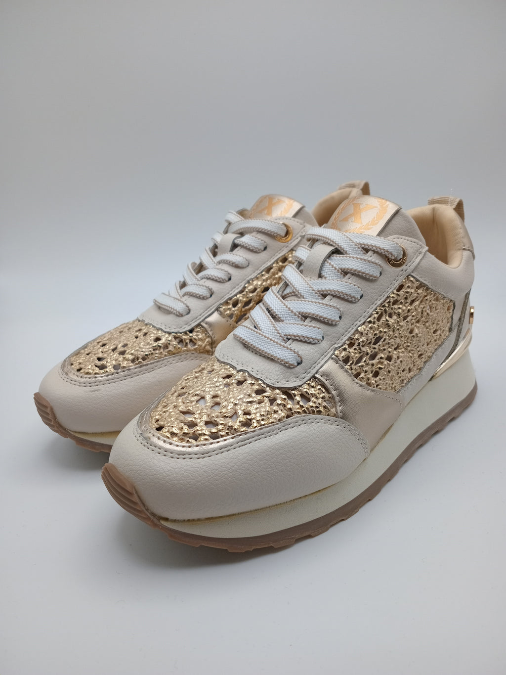 TÊNIS XTI DOURADO TECIDO MACRAME ENTRELACE