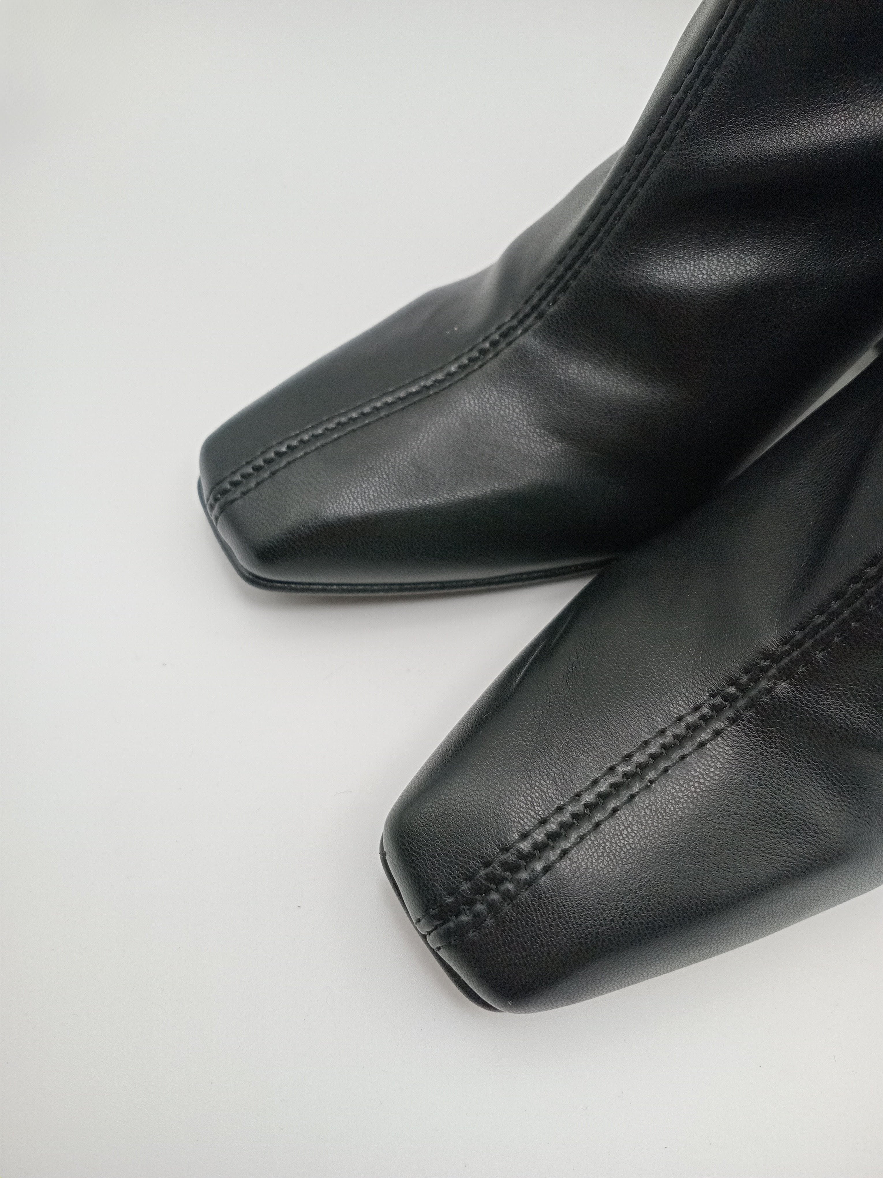 BOTA QUADRADA DANIELA VEGA PRETO COURO TECIDO CANO LONGO ALTO
