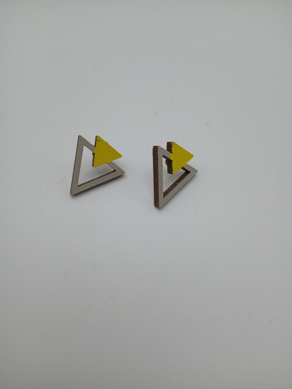 BRINCO GEOMETRICOS TRIANGULO AMARELO BRANCO