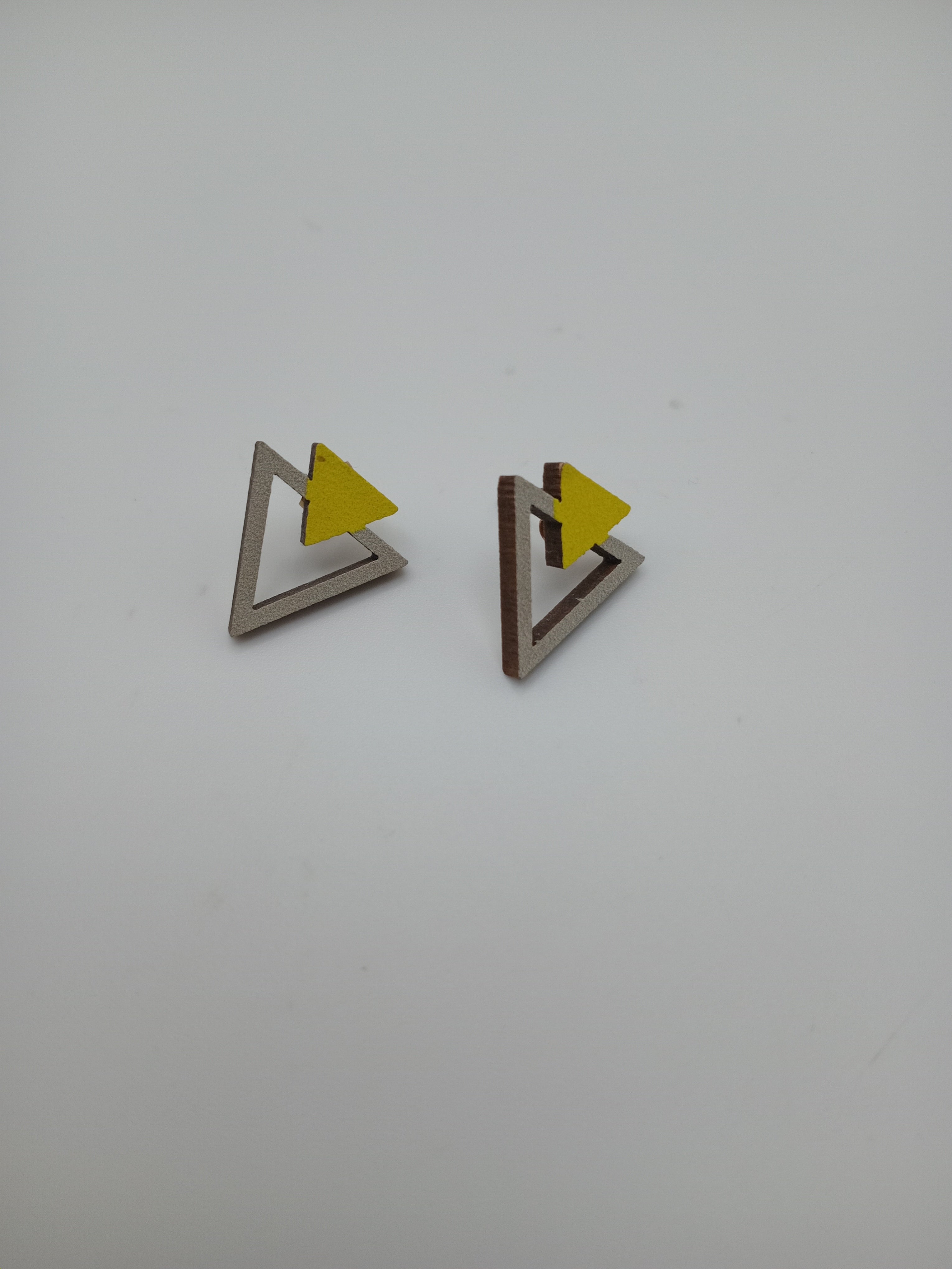 BRINCO GEOMETRICOS TRIANGULO AMARELO BRANCO