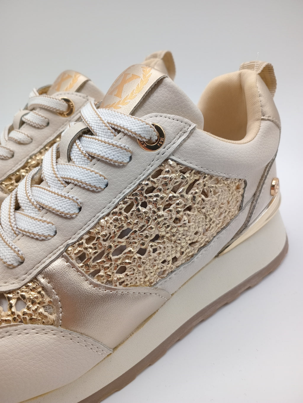 TÊNIS XTI DOURADO TECIDO MACRAME ENTRELACE