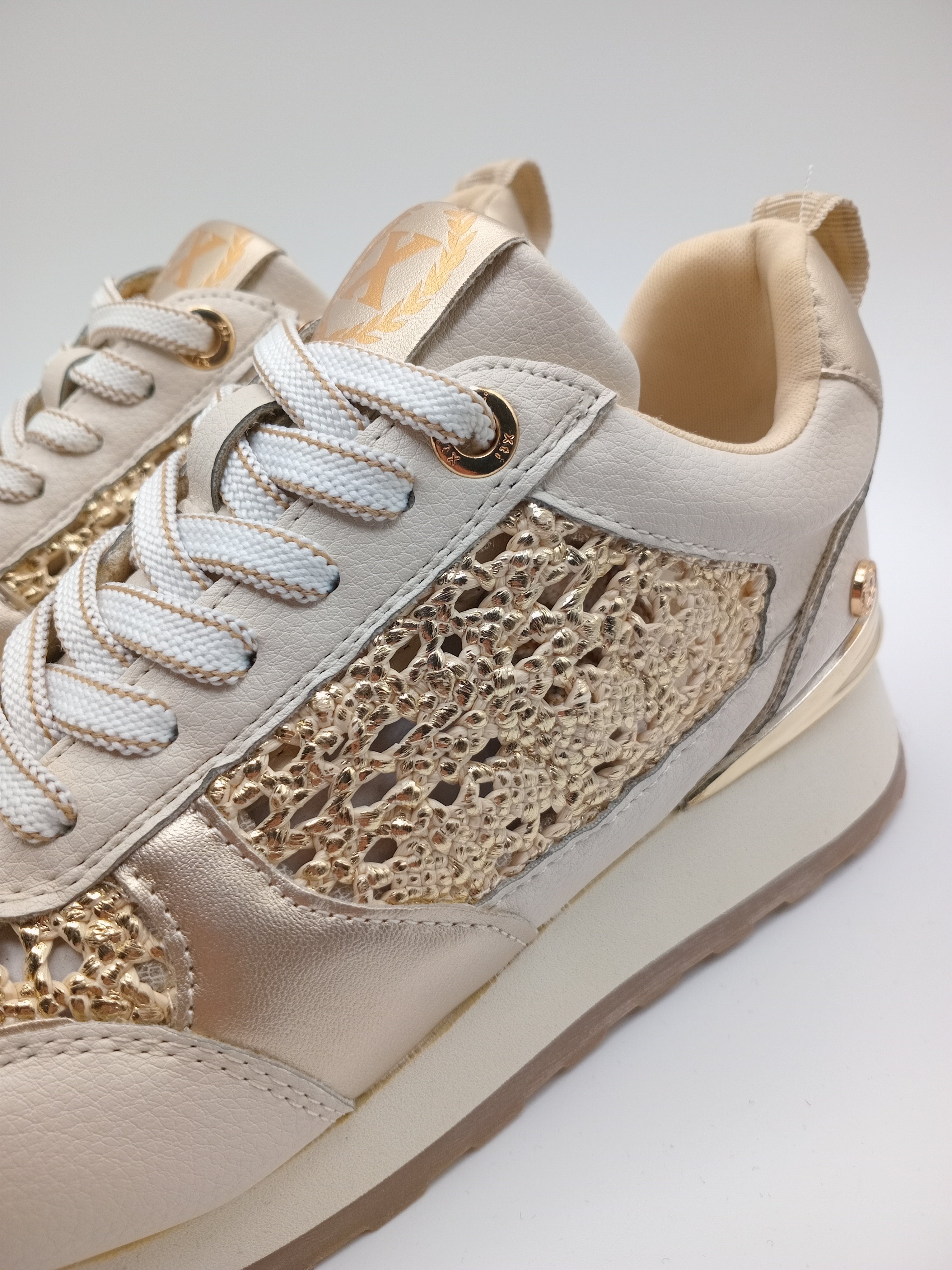 TÊNIS XTI DOURADO TECIDO MACRAME ENTRELACE