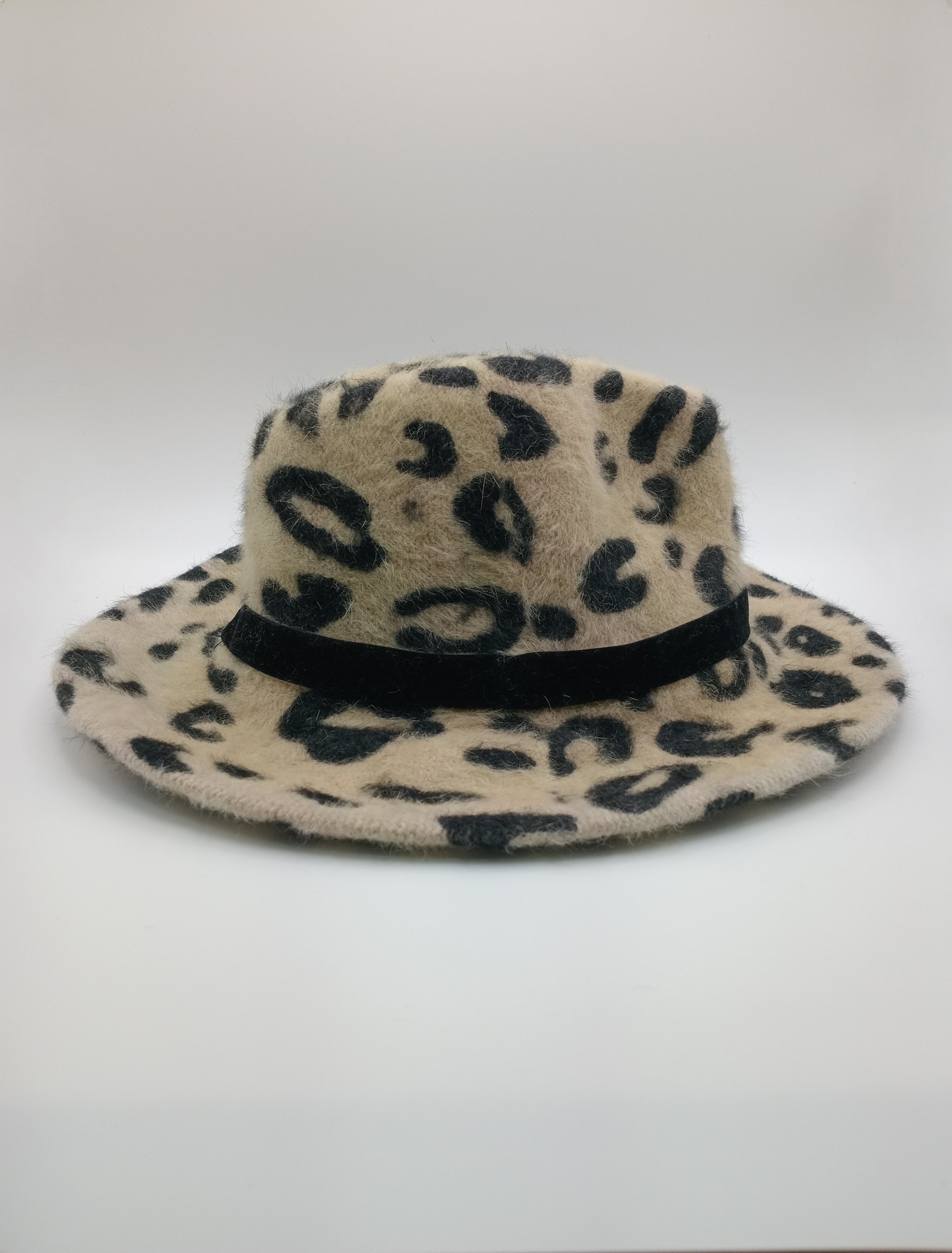 CHAPÉU FLORA LEOPARDO FITA PRETA CAMURÇA ANIMAL PRINT