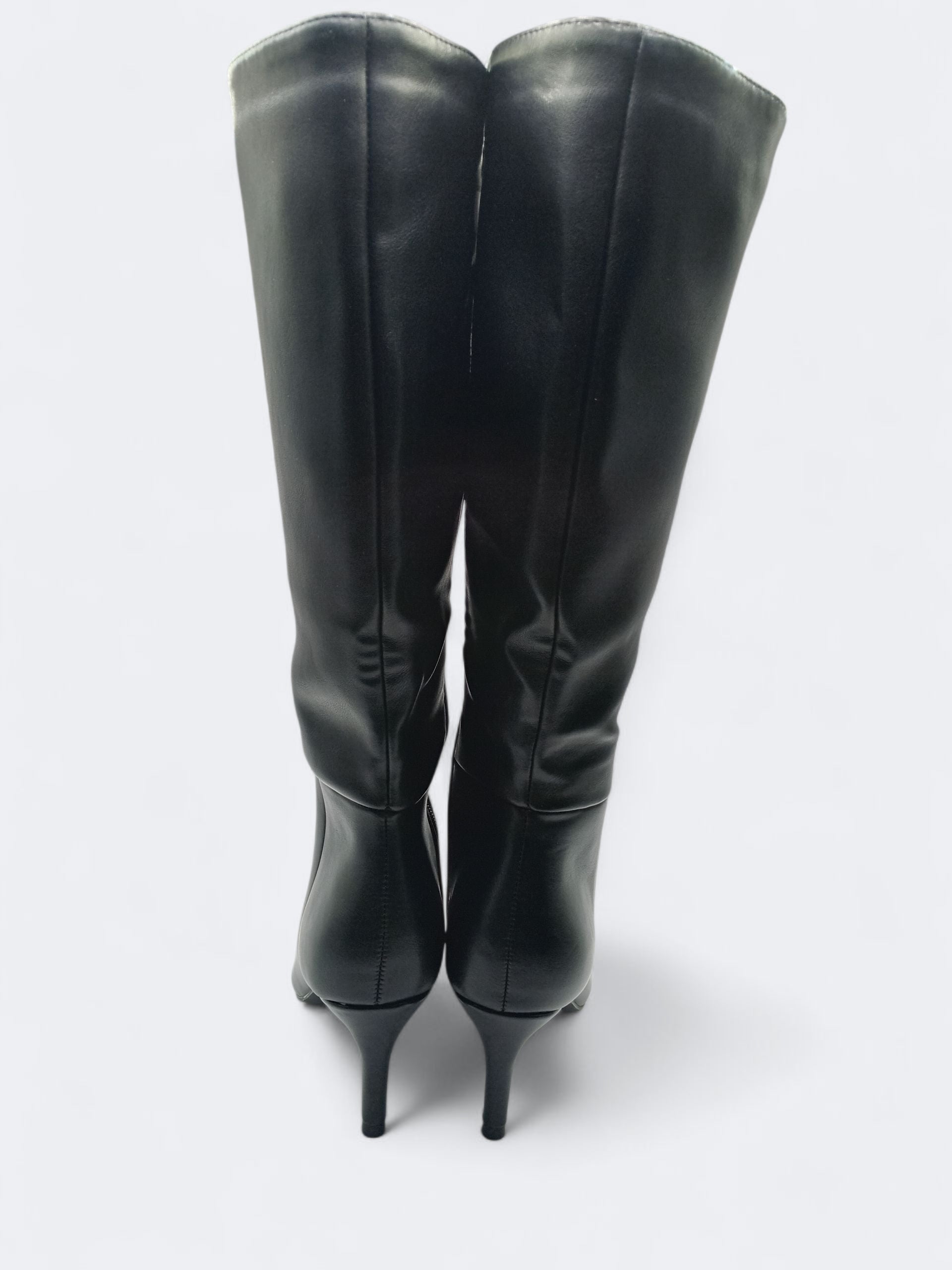 BOTA SALTO IDEAL SHOES PRETO ECO PELE CANO ALTO BICUDO ZIPER