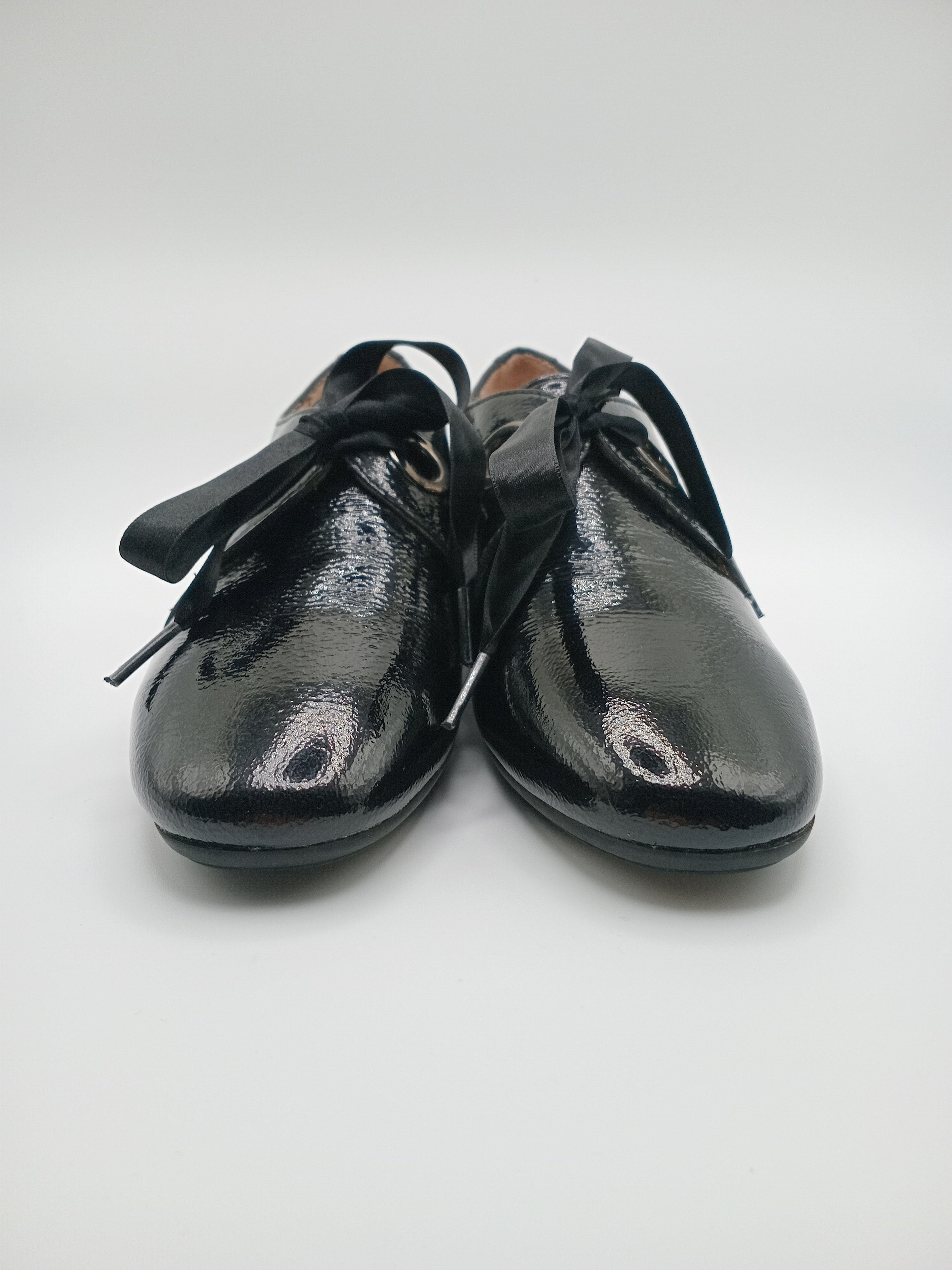 SAPATO VINTAGE SALTO HISPANITAS PRETO COURO BICO REDONDO ATACADOR FITA SETIN VERNIZ MOCASSIM