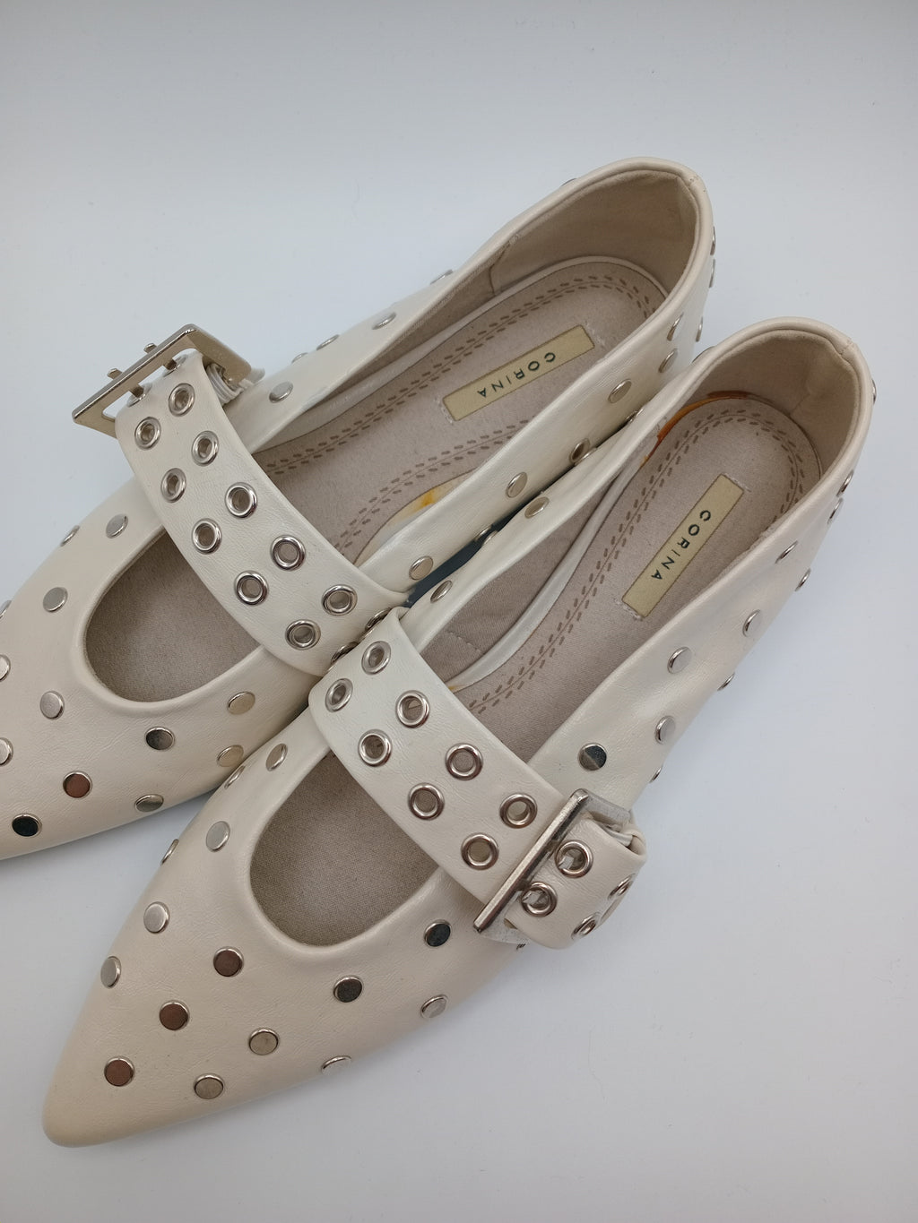 Sapatos Mary Jane Corina Bege Creme com Tachas e Fivela; Sabrinas de Ponta Fina Elegantes para Senhora.