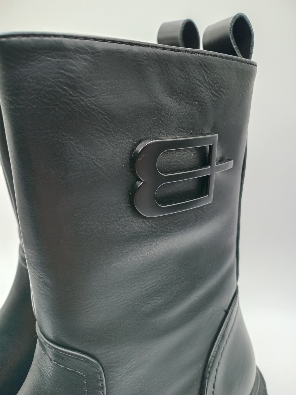 BOTA GALOCHA MACADI PRETO ECO PELE DETALHE B LATERAL ZIPER