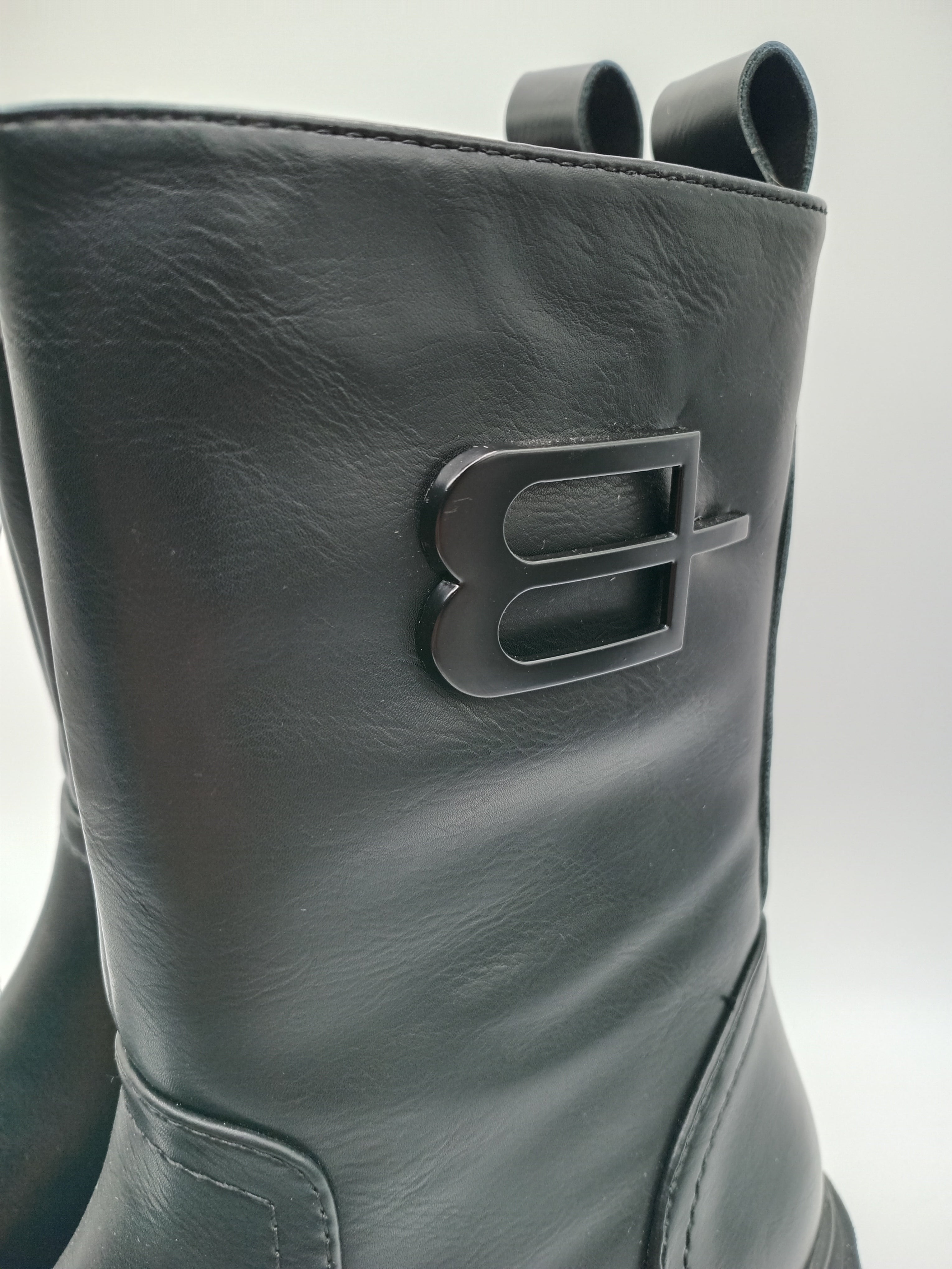 BOTA GALOCHA MACADI PRETO ECO PELE DETALHE B LATERAL ZIPER