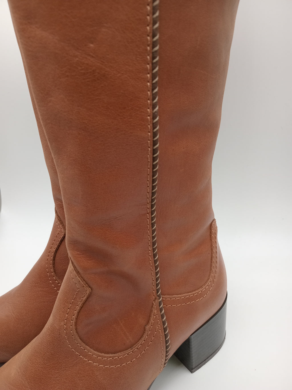 BOTA SALTO FENDA MACADI CASTANHO COURO DETALHE LATERAL CORDÃO BICUDO ZIPER CANO ALTO