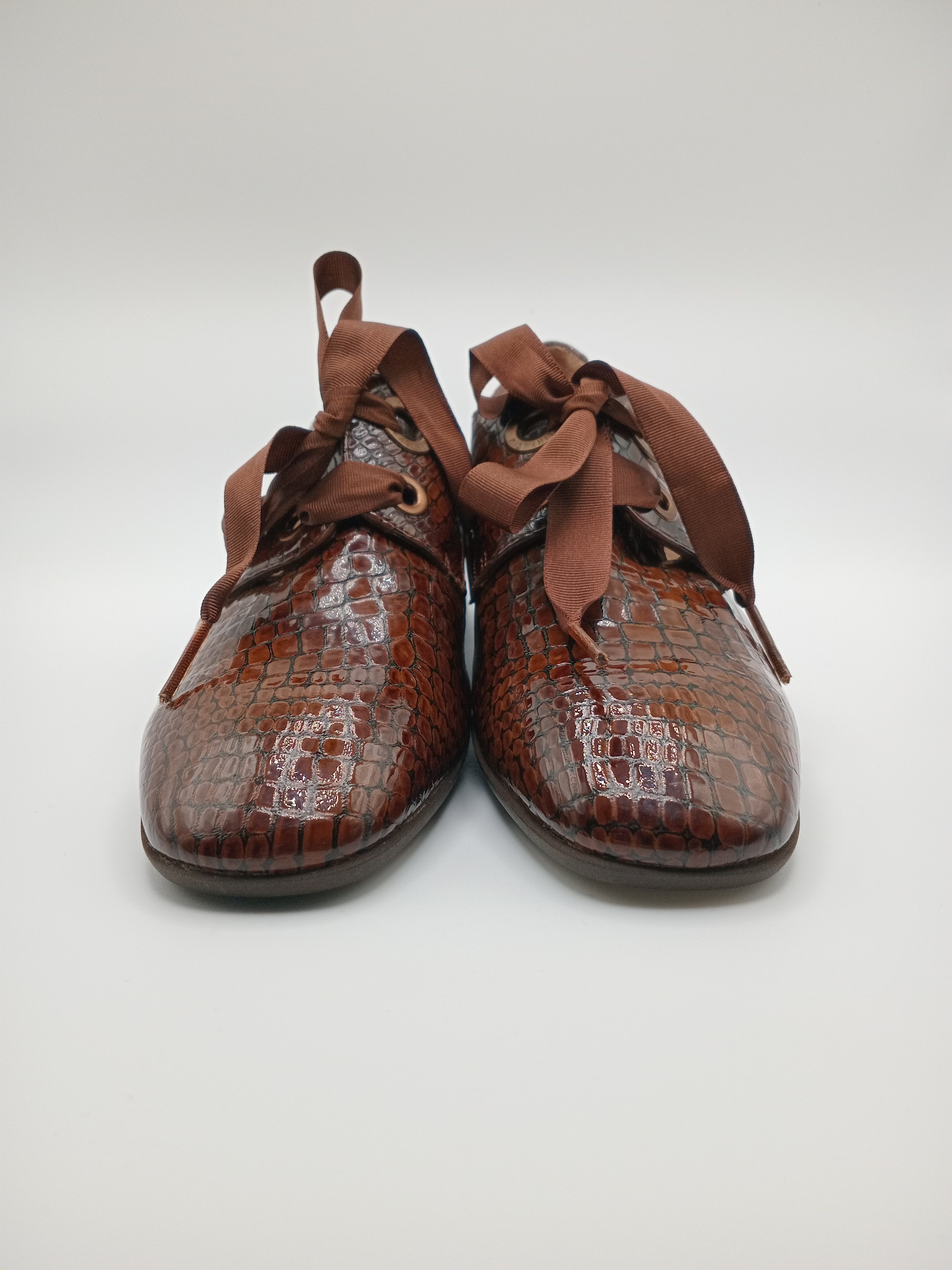 SAPATO VINTAGE SALTO HISPANITAS CASTANHO COBRA COURO BICO REDONDO ATACADOR FITA SETIN VERNIZ MOCASSIM