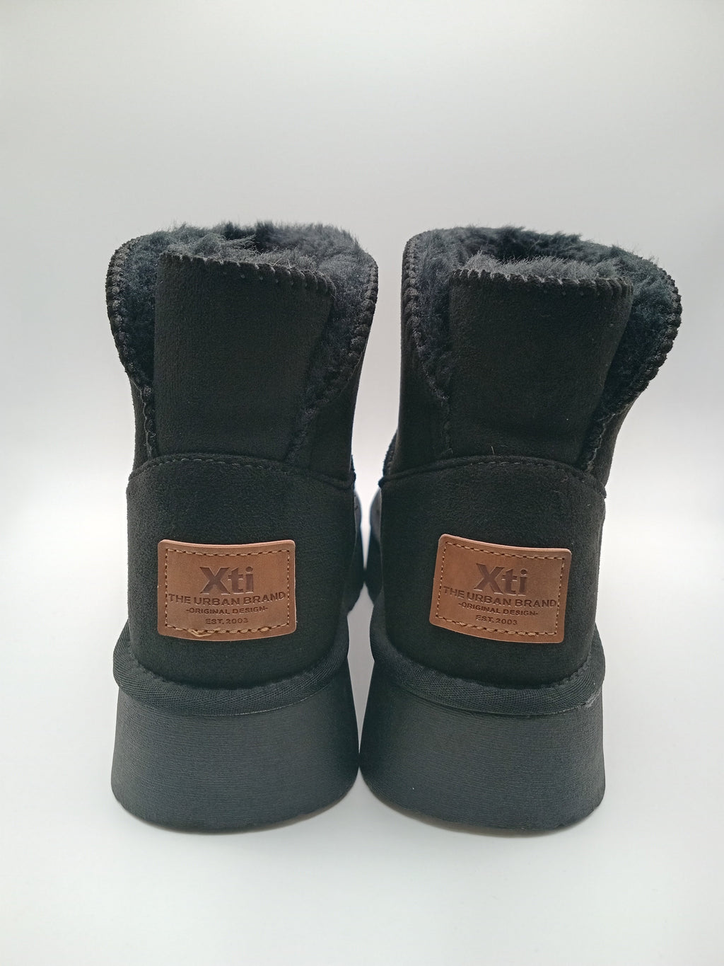 BOTA PANTUFA XTI PRETO PELOS VELUDO ABERTURA TRASEIRA ETIQUETA CASTANHO