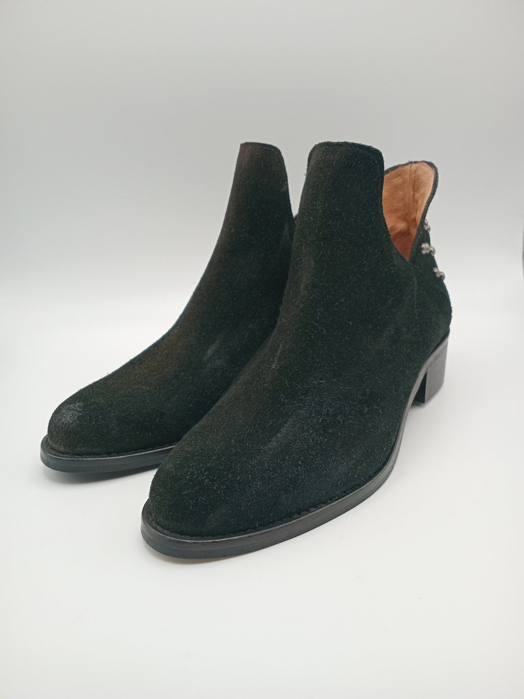 BOTA TEXANA MACADI PRETO COURO TAXAS BOLAS FENDA BOTIM