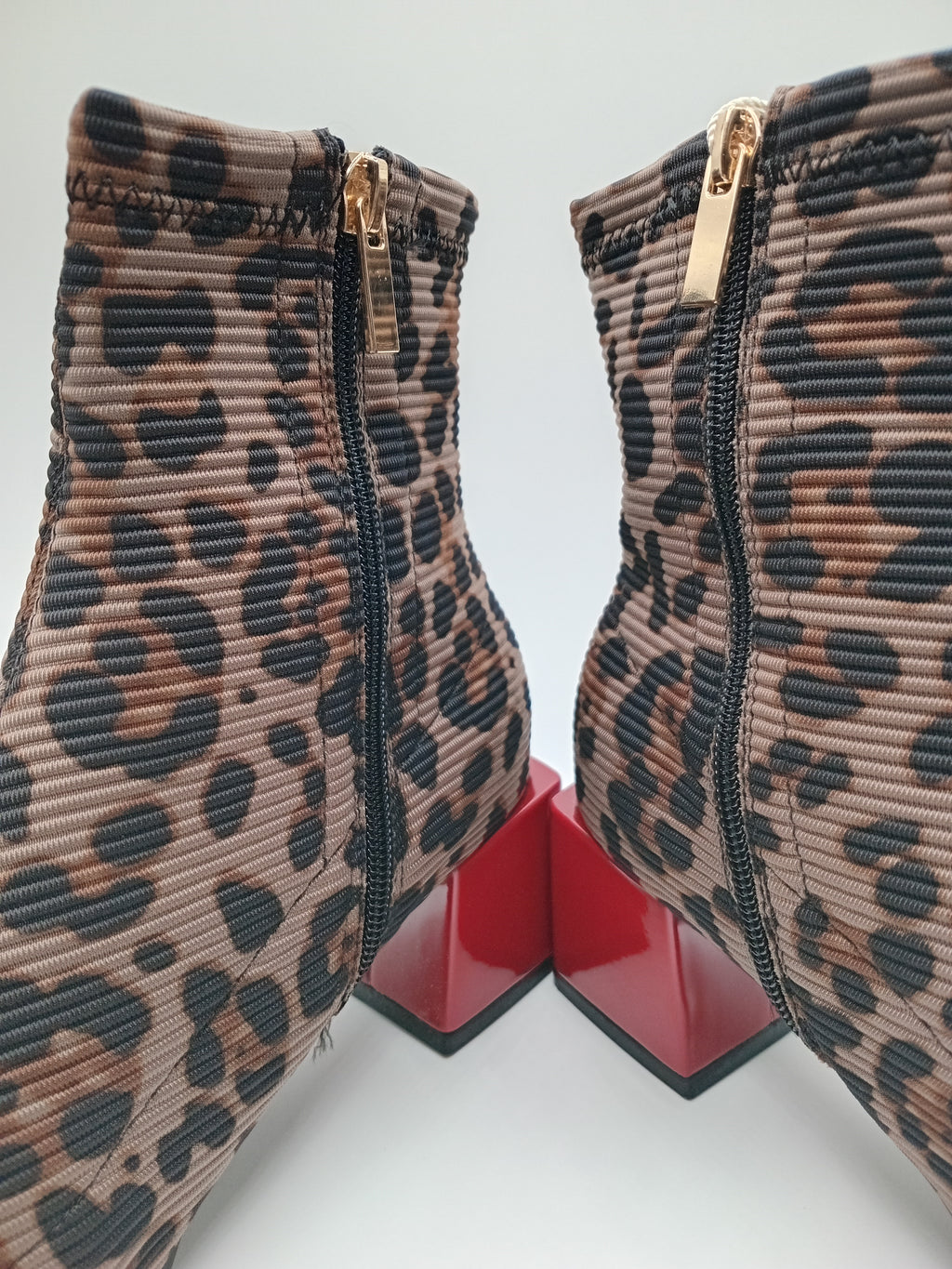 BOTA QUADRADA GIOSEPPO ONÇA ANIMAL PRINT TECIDO CANELADO DETALHES EM VERMELHO