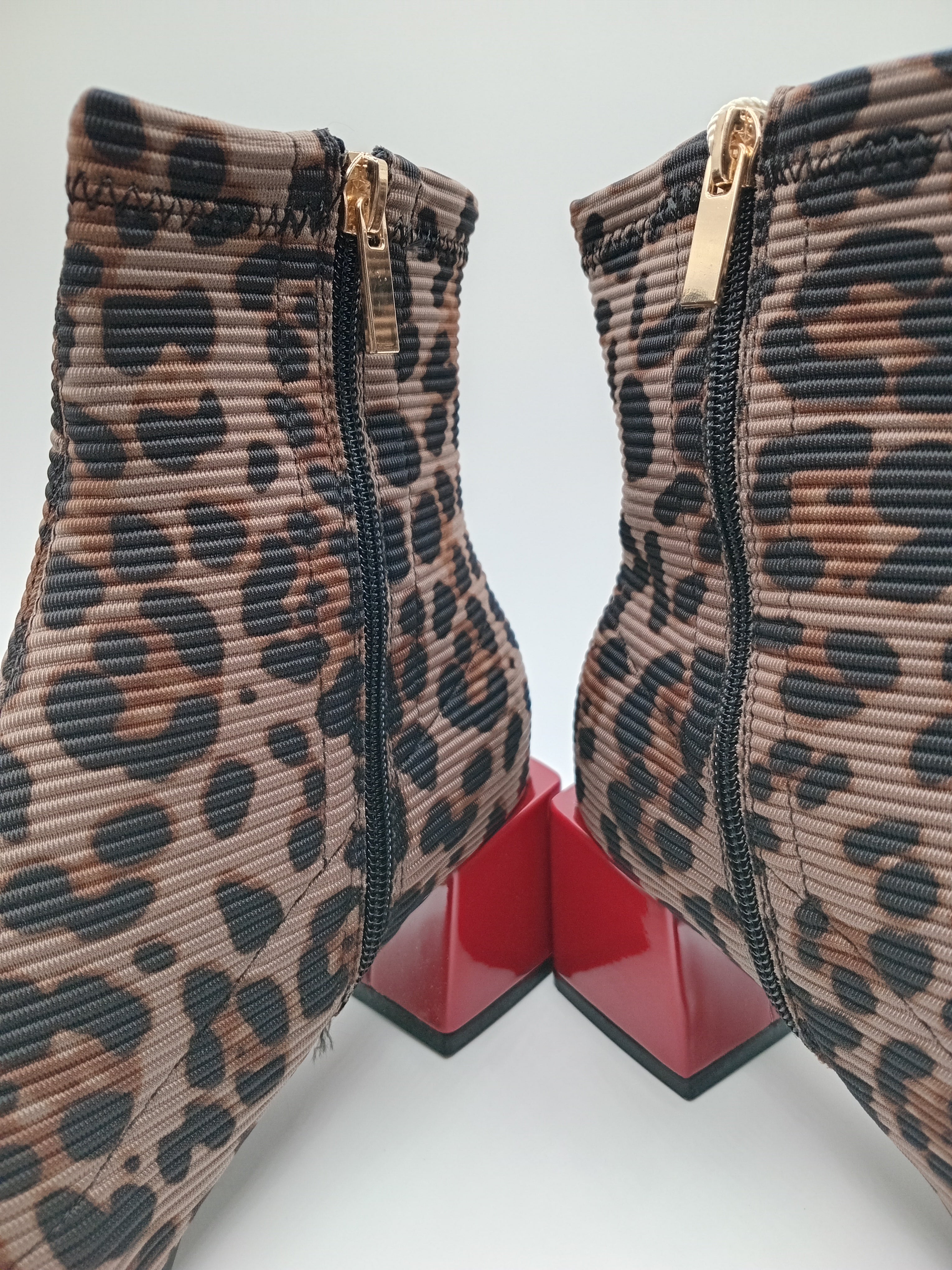 BOTA QUADRADA GIOSEPPO ONÇA ANIMAL PRINT TECIDO CANELADO DETALHES EM VERMELHO