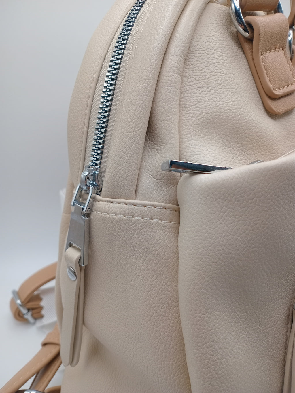 MOCHILA REFRESH BEGE CASTANHO CLARO ECO PELE BOLSO DUPLO FRONTAL ALÇA AJUSTÁVEL MALA