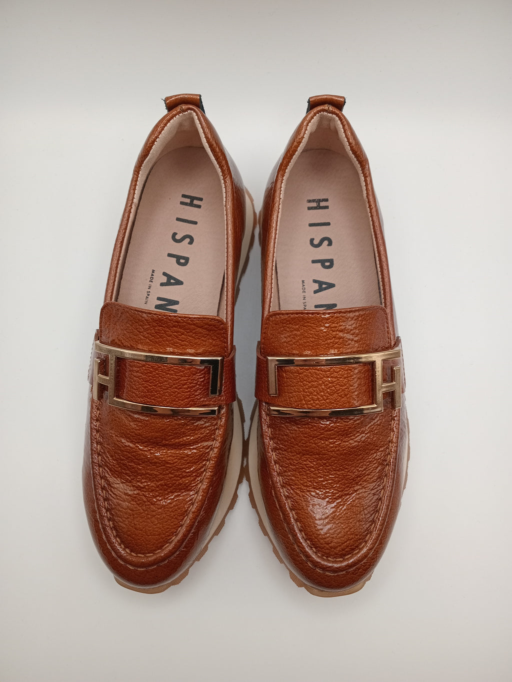 MOCASSIM PLATAFORMA HISPANITAS CASTANHO COURO FIVELA DOURADA TRATORADO