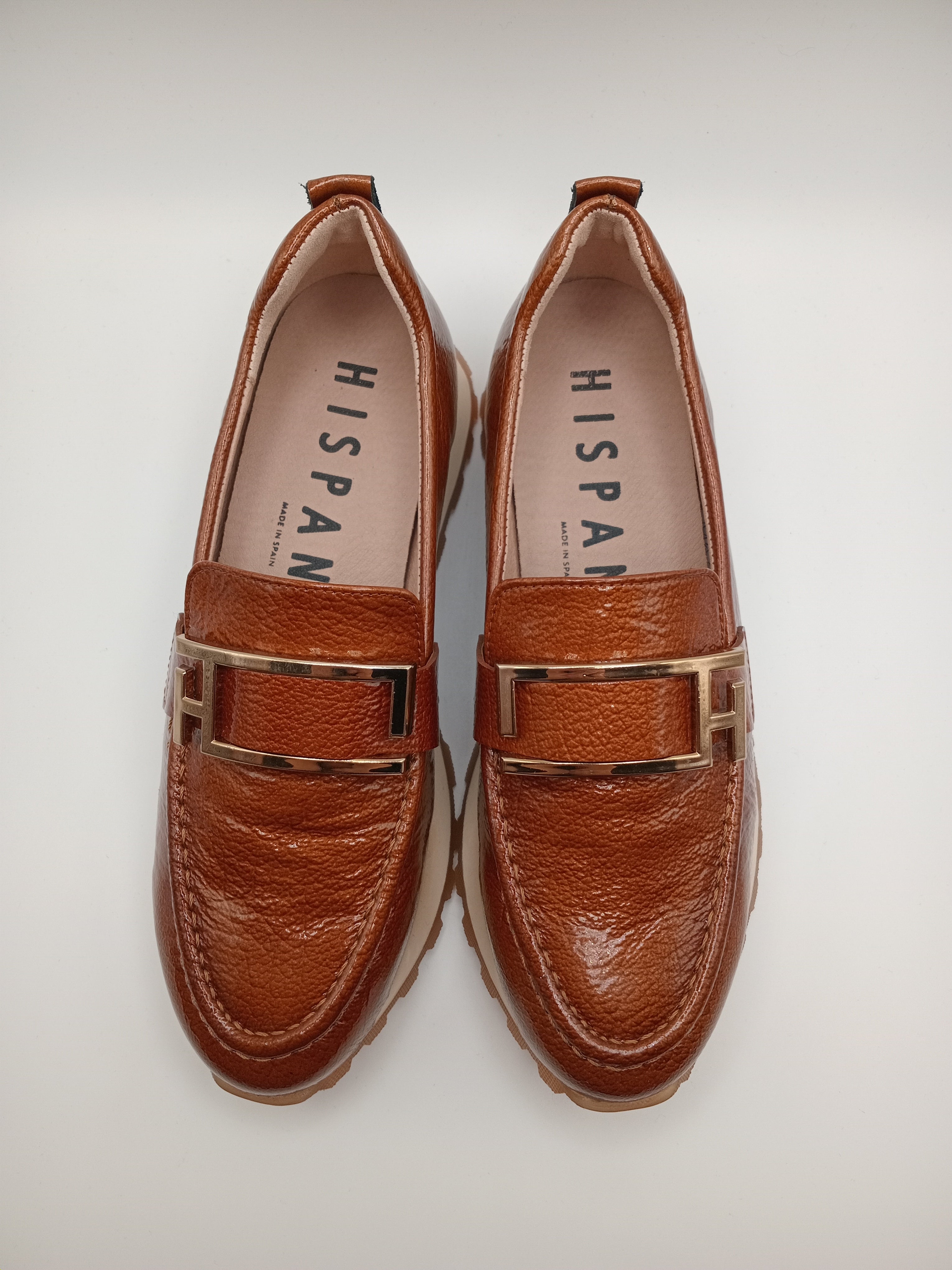 MOCASSIM PLATAFORMA HISPANITAS CASTANHO COURO FIVELA DOURADA TRATORADO