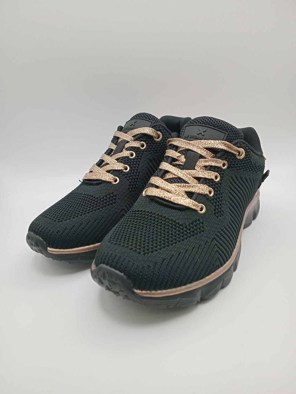 TÊNIS XTI PRETO DOURADO ONÇA ANIMAL PRINT TECIDO SOLA SPORT