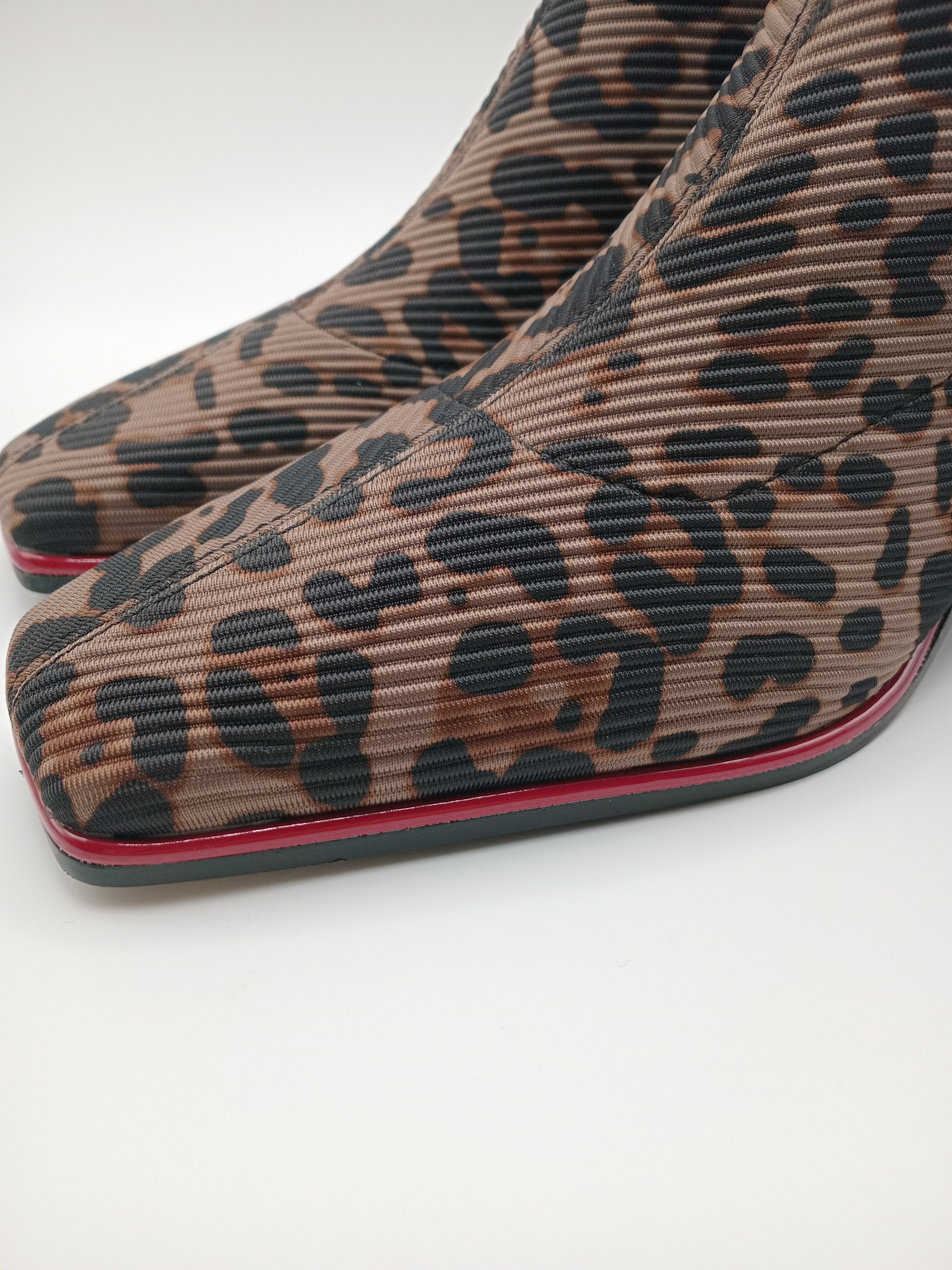 BOTA QUADRADA GIOSEPPO ONÇA ANIMAL PRINT TECIDO CANELADO DETALHES EM VERMELHO