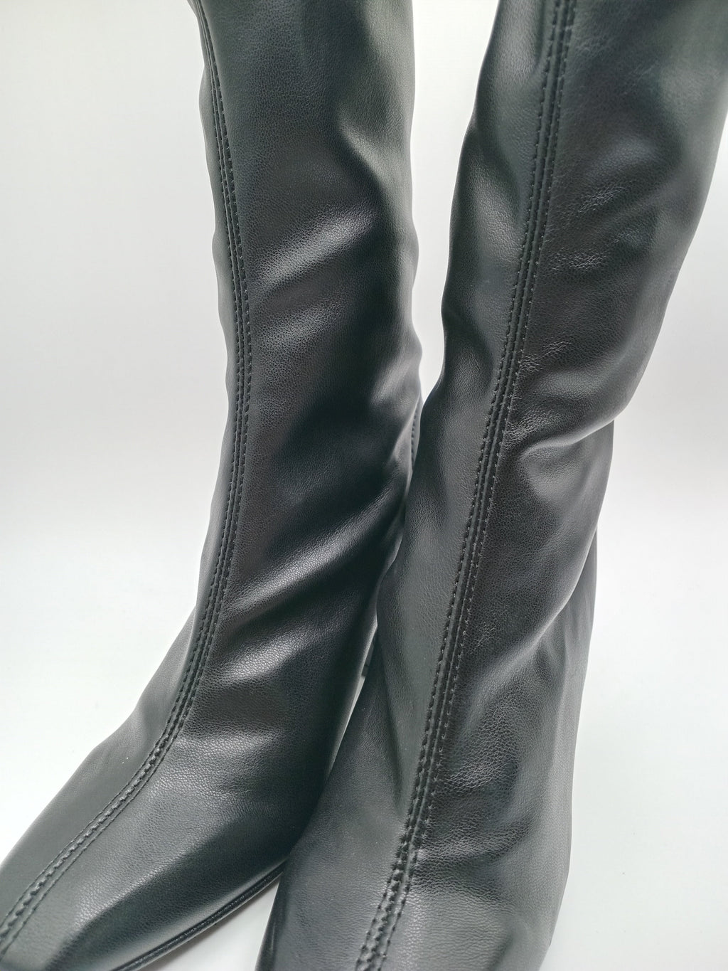 BOTA QUADRADA DANIELA VEGA PRETO COURO TECIDO CANO LONGO ALTO