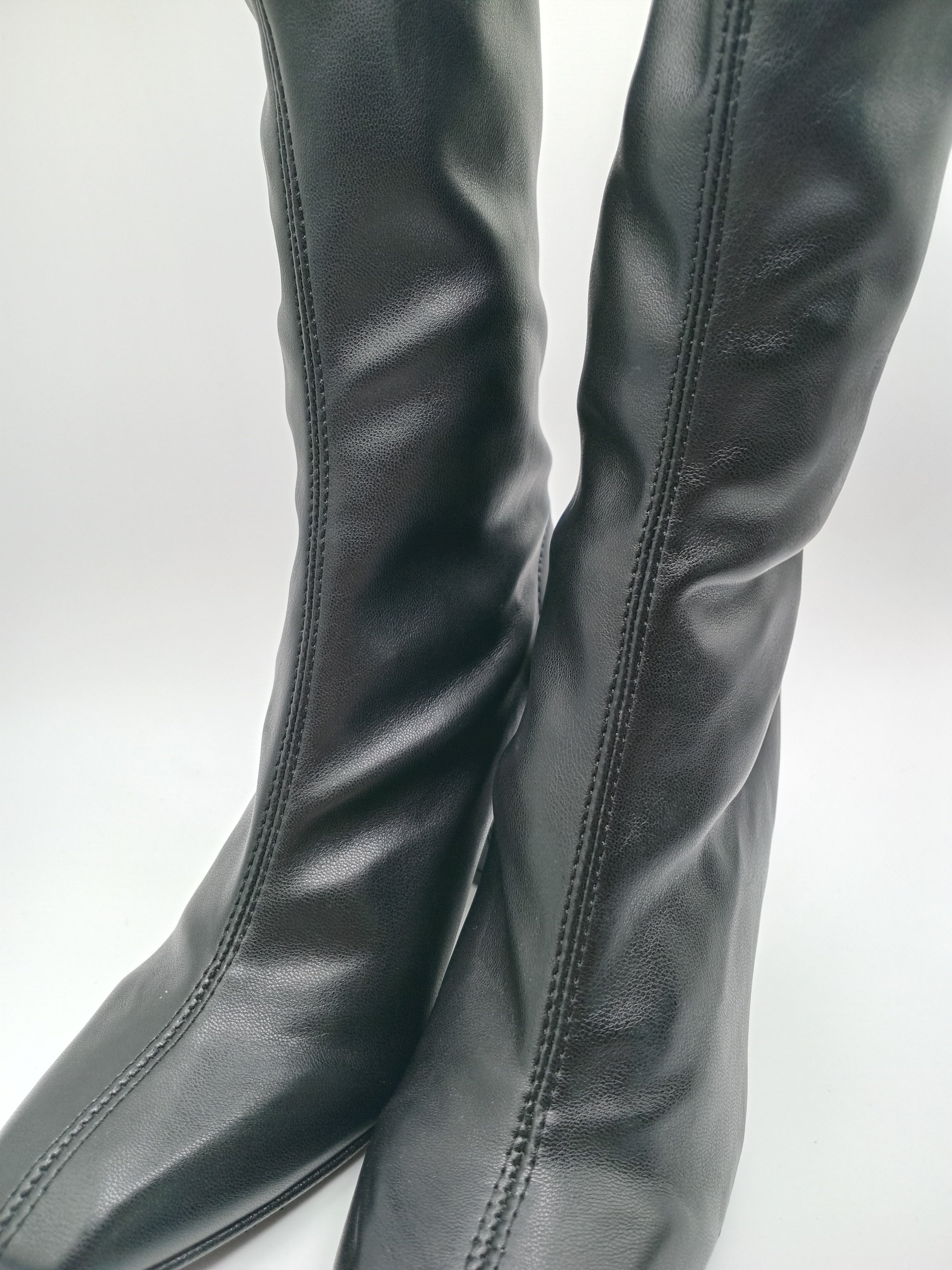 BOTA QUADRADA DANIELA VEGA PRETO COURO TECIDO CANO LONGO ALTO